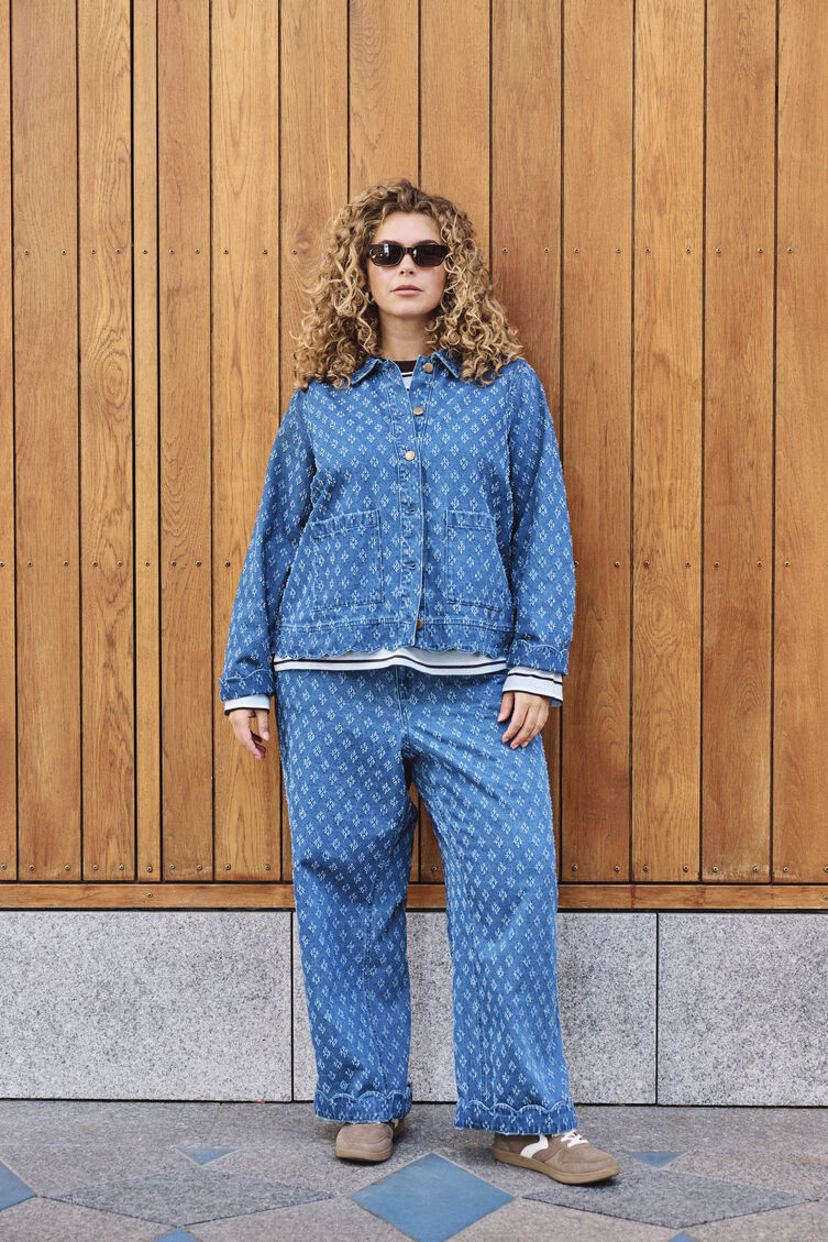 L&auml;ssiger Stil aus blauem Denim, , Model