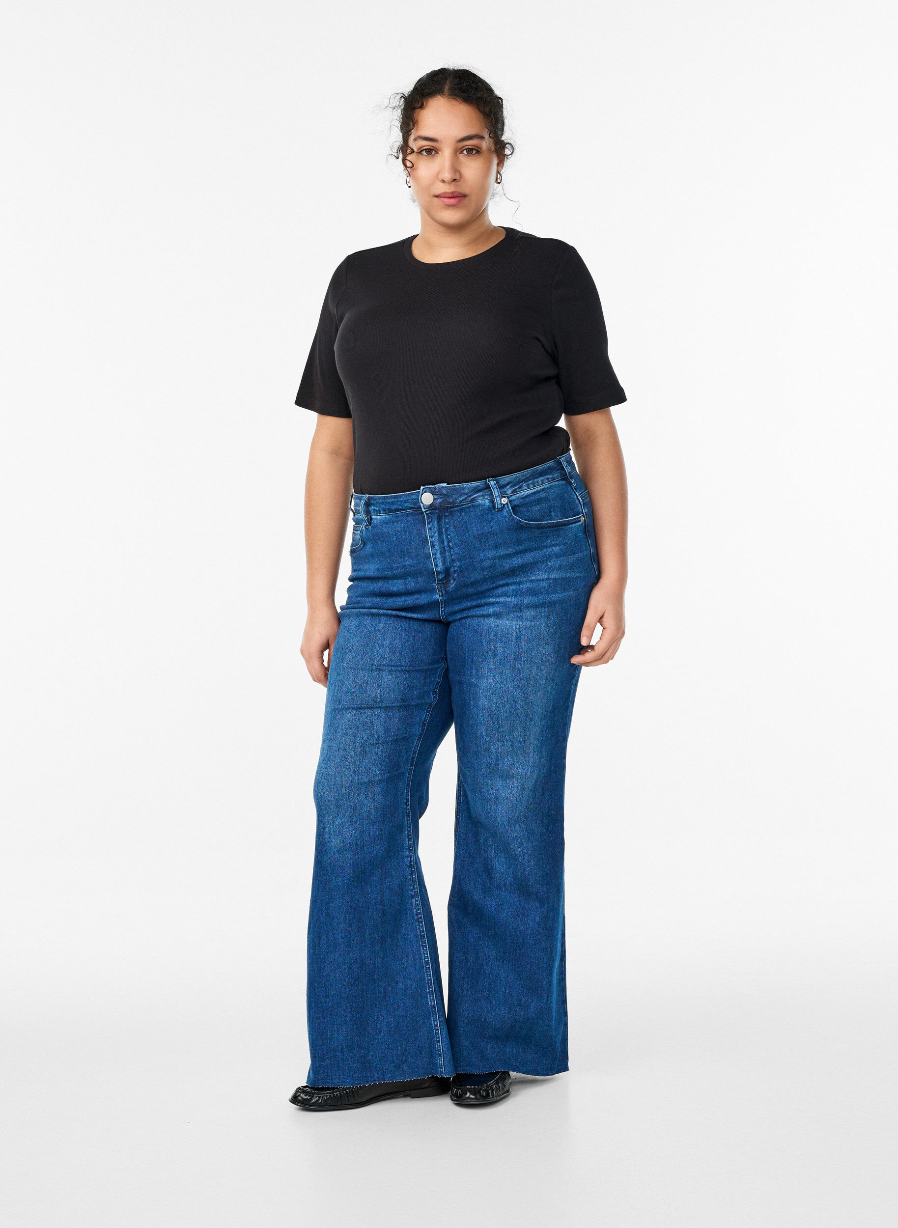 ZizziGeripptes Basic-T-Shirt mit Rundhalsausschnitt, Schwarz, Model image number 1