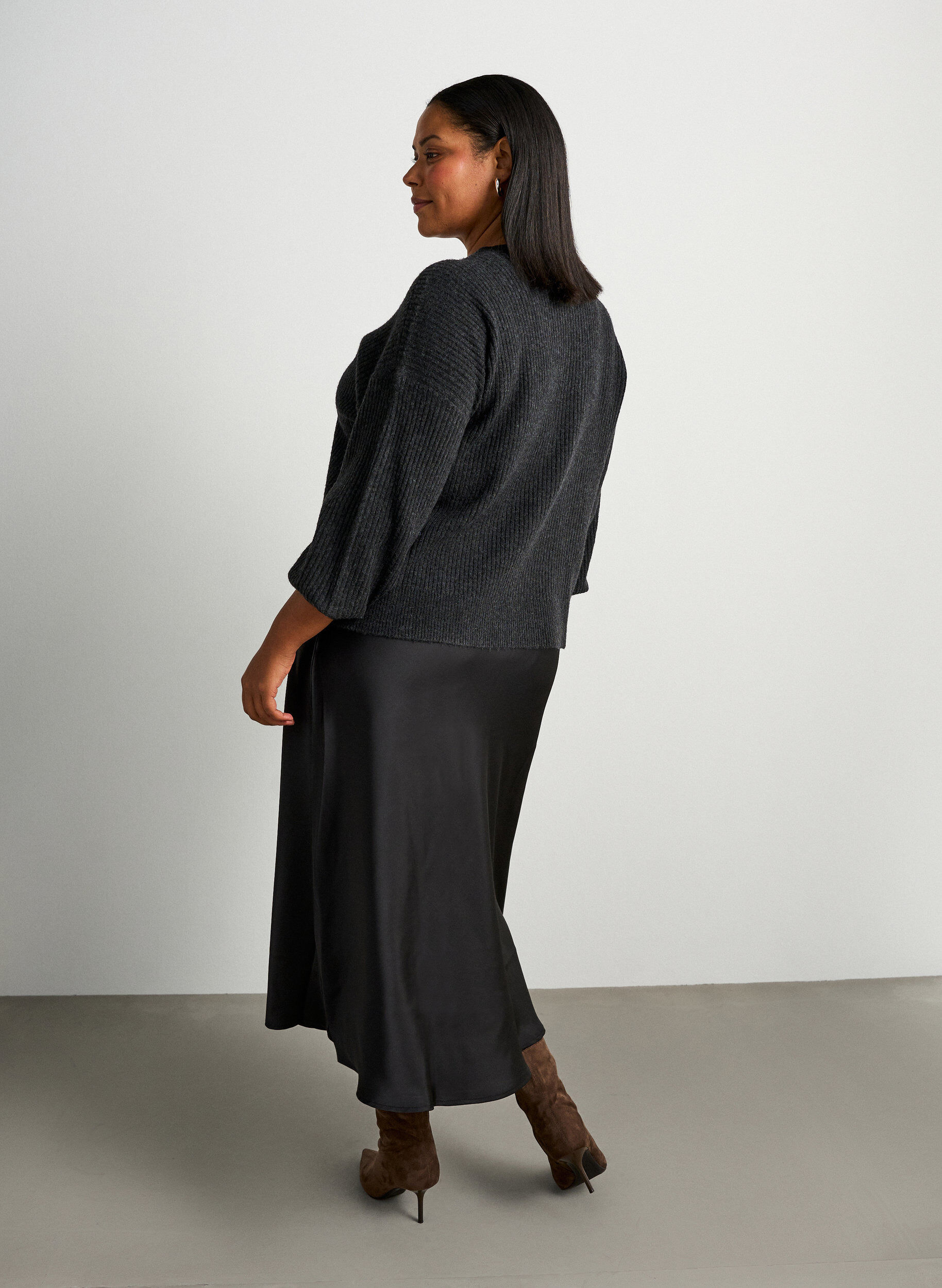 ZizziMidirock aus Satin, Schwarz, Model image number 2