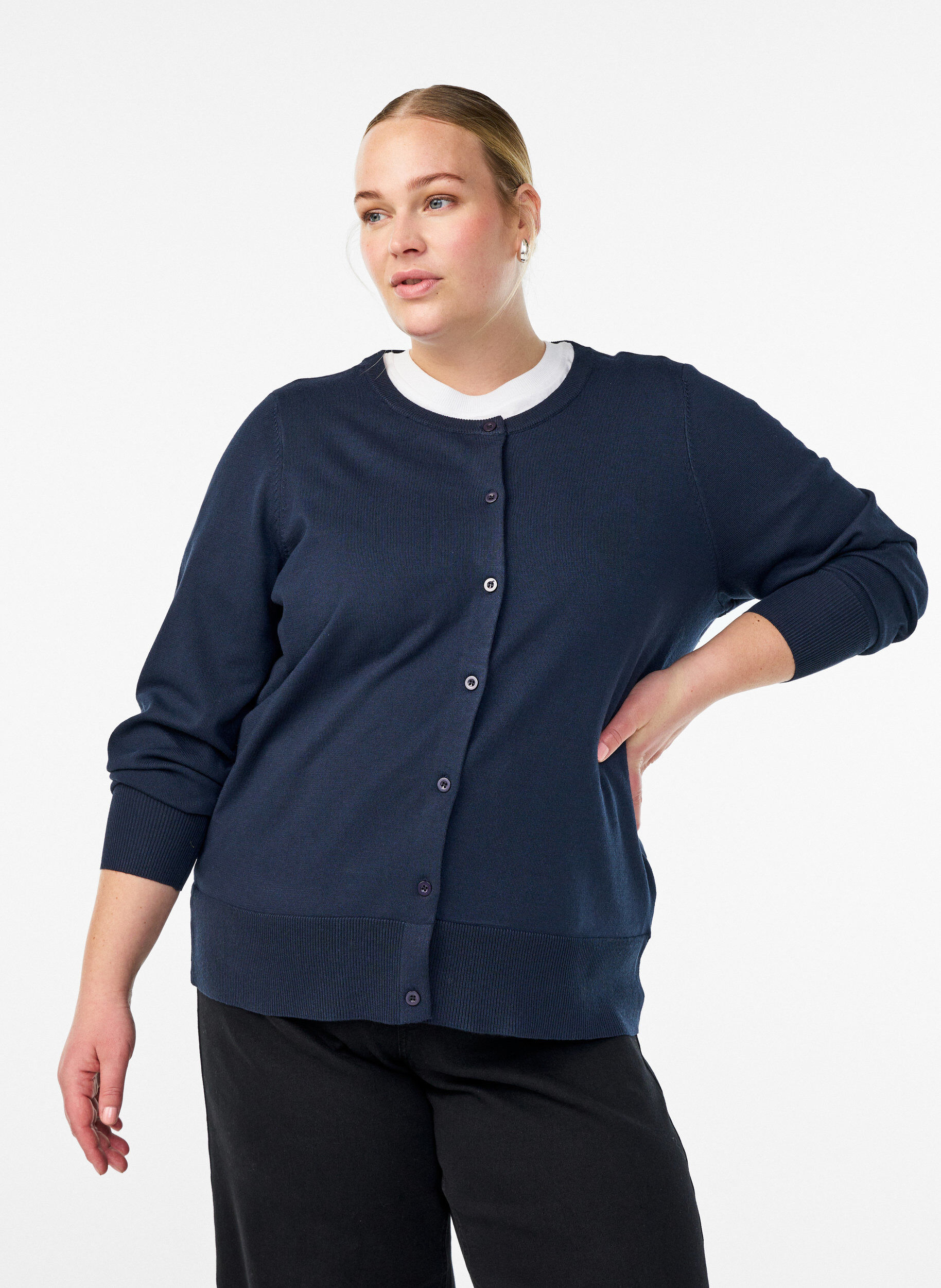 FLASH - Feinstrick-Strickjacke mit Rundhalsausschnitt, Blau, Model