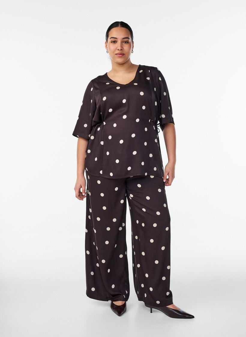 Gepunktete Bluse aus Viskose mit V-Ausschnitt und Bindeband, Braun, Model image number 1