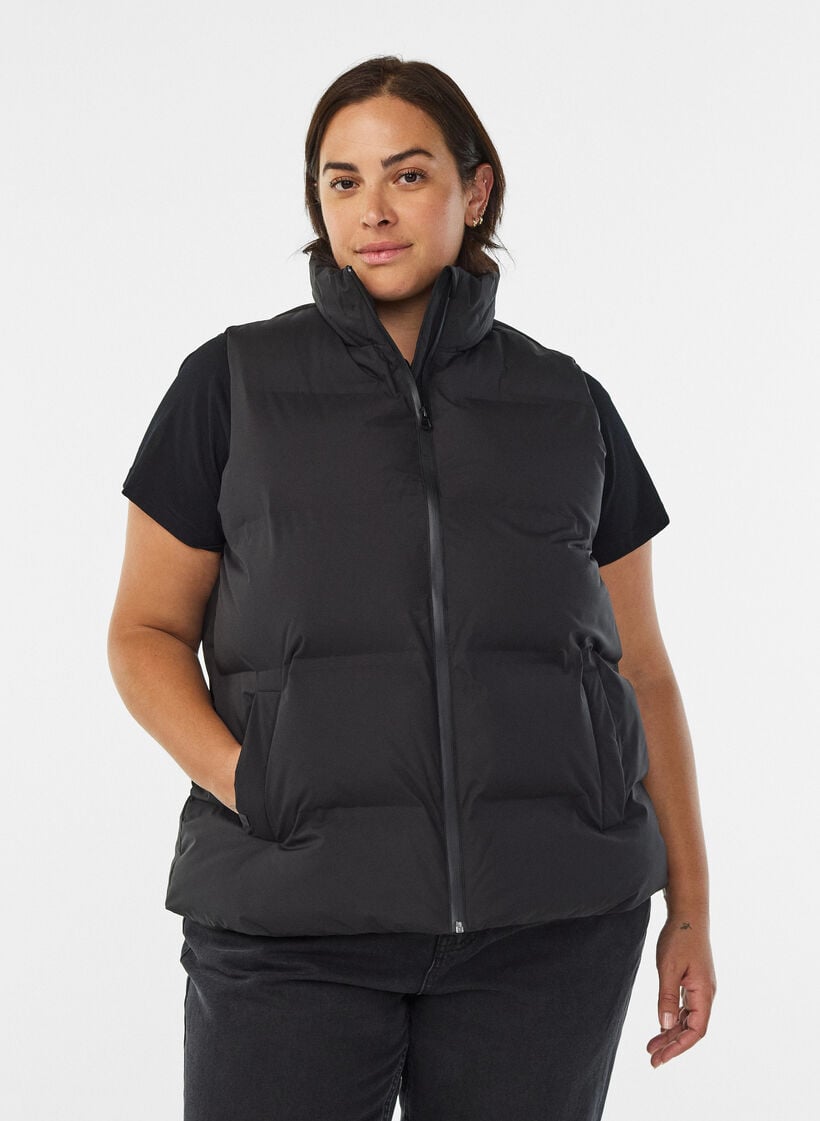 Kurze Steppweste mit hohem Kragen, Schwarz, Model image number 0