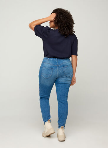 Cropped Amy Jeans mit Fransensaum, Blue denim, Model image number 0