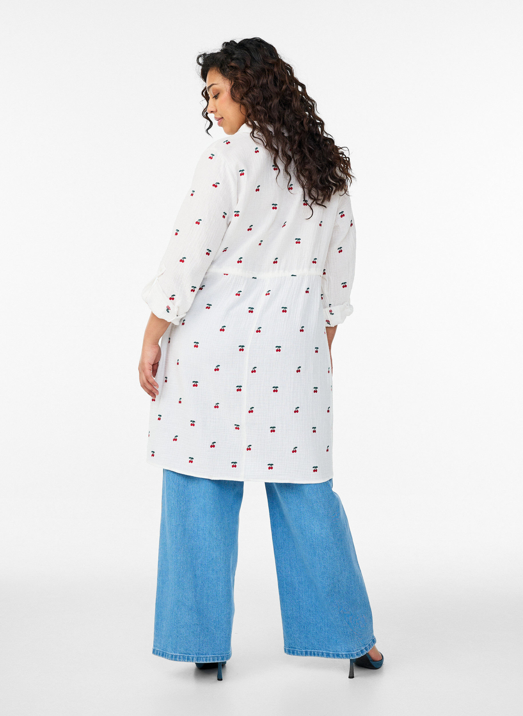 ZizziHemdblusenkleid aus Baumwoll-Musselin mit bestickten Motiven, Vanille, Model image number 2