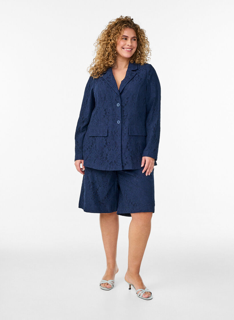 Hoch taillierte Bermudashorts aus Spitze, Blau, Model image number 1