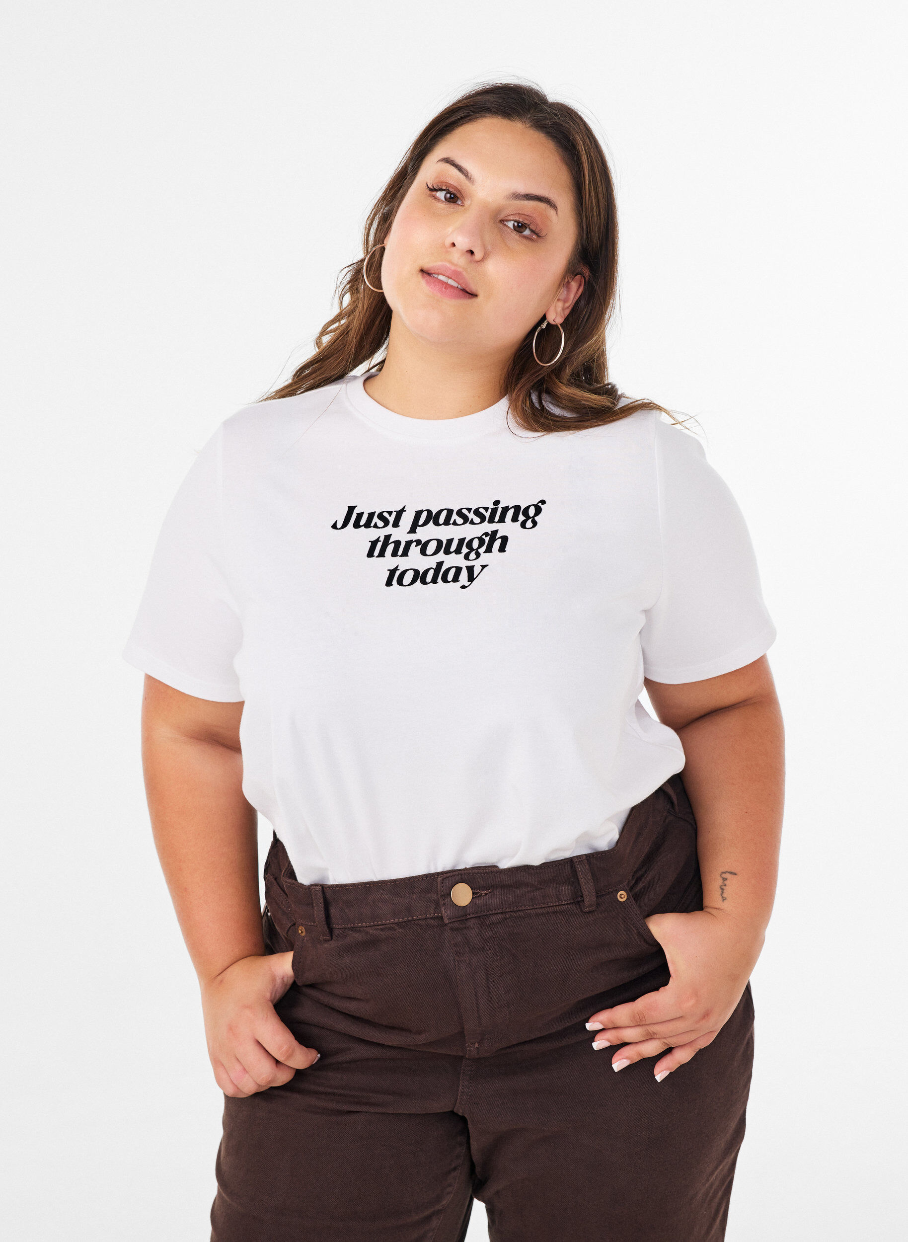 T-Shirt aus Baumwolle mit Textprint, Wei&szlig;, Model