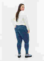 Super Slim Amy Jeans mit Blumendruck, Blue denim, Model