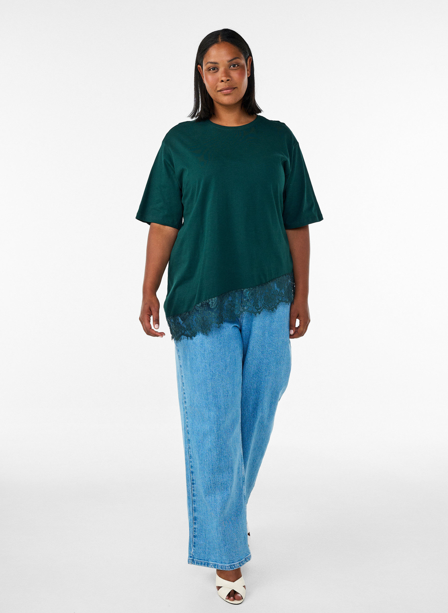 ZizziT-Shirt mit asymmetrischem Spitzensaum, Gr&uuml;n, Model image number 1