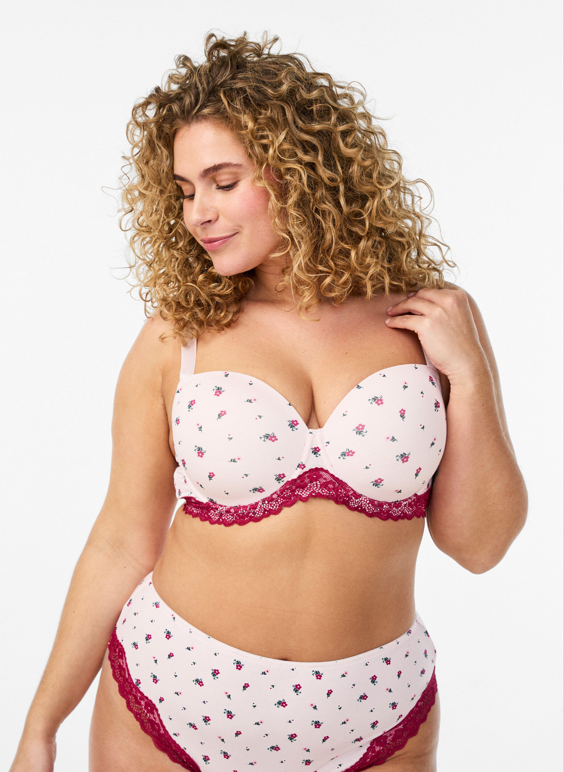ZizziVorgeformter BH mit Blumenmuster und Spitze, Rot, Model image number 0