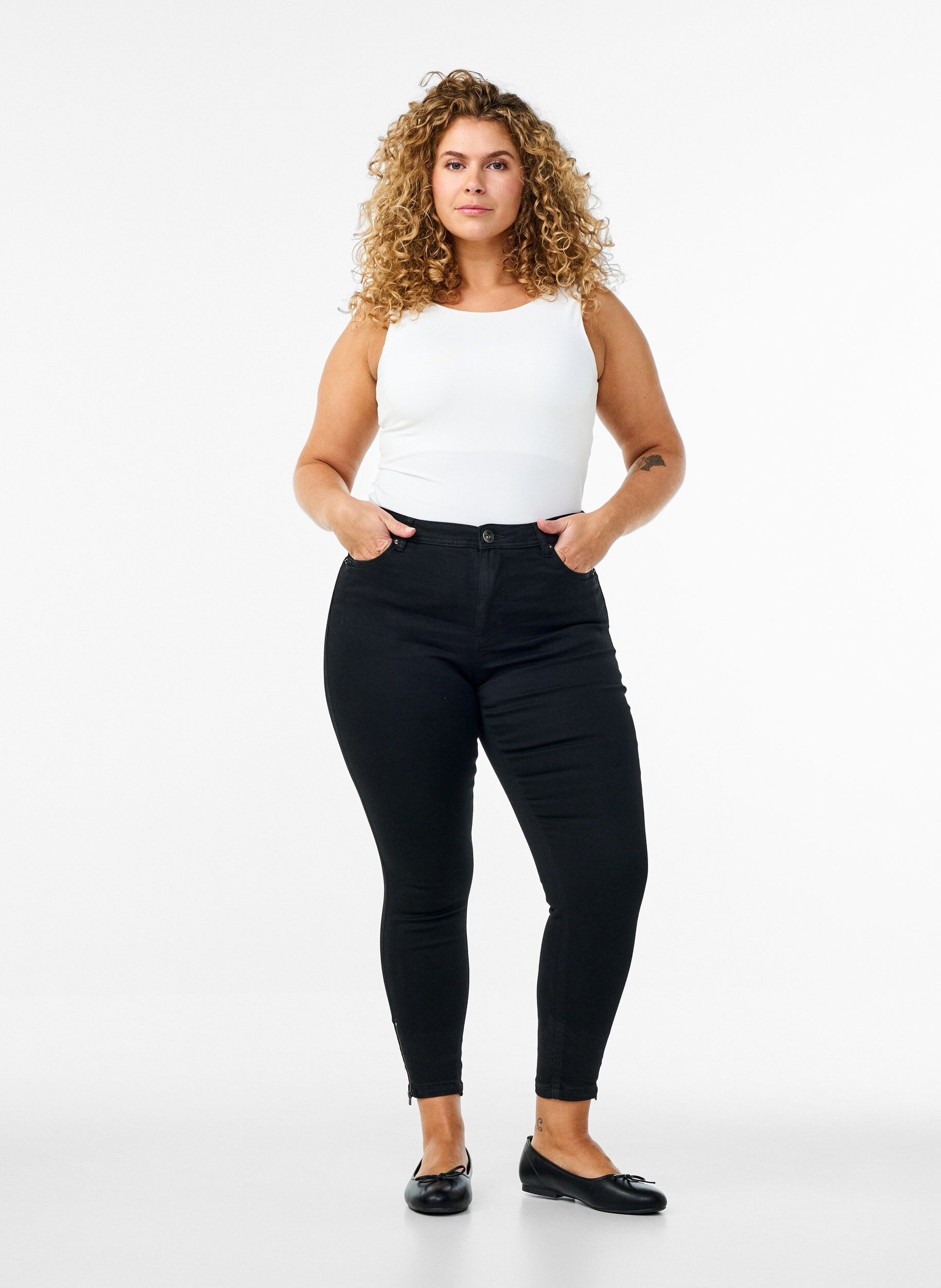 Cropped Amy Jeans mit Rei&szlig;verschluss, Schwarz, Model