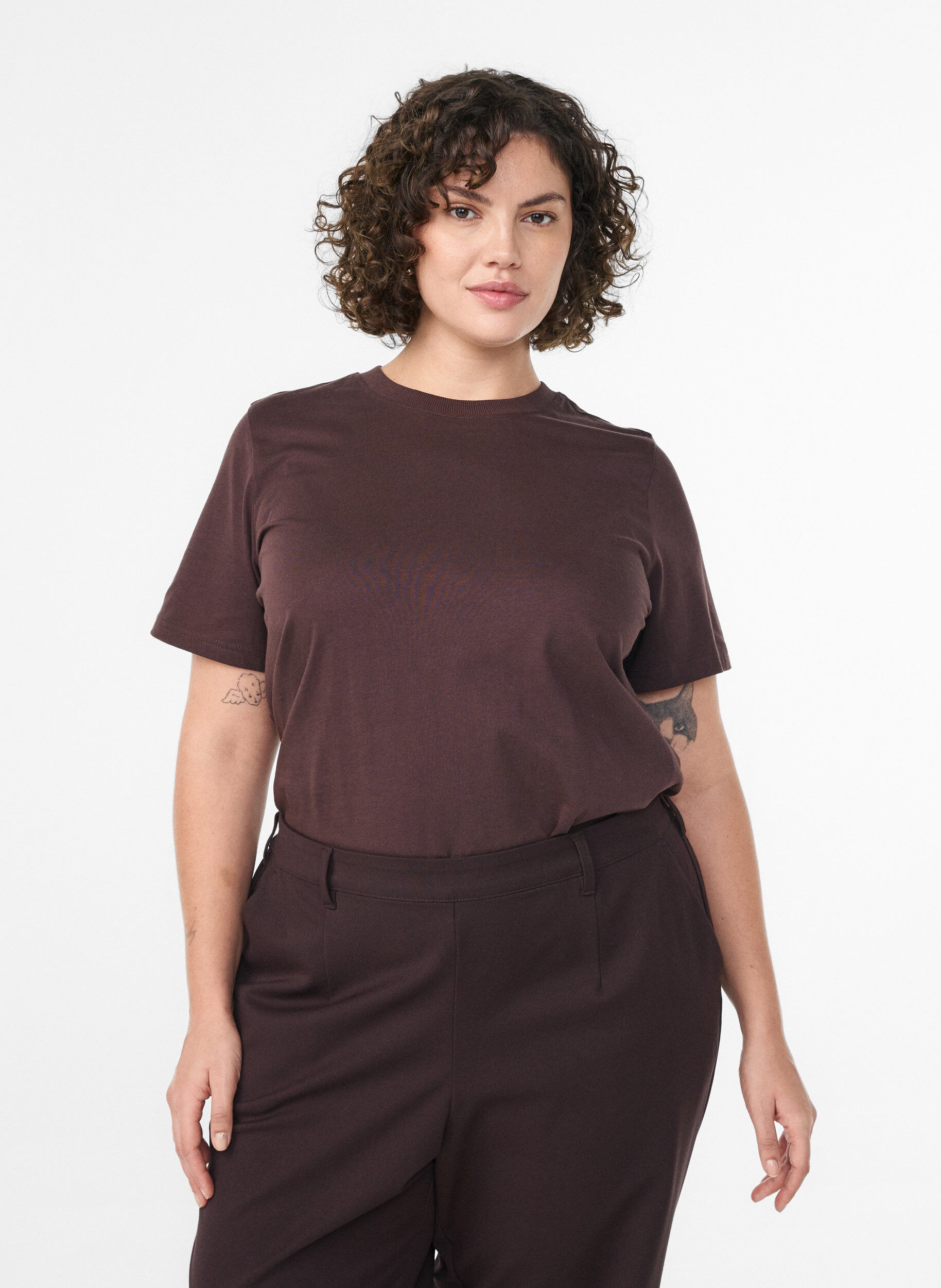 Basic-T-Shirt aus Baumwolle mit Rundhalsausschnitt, Braun, Model