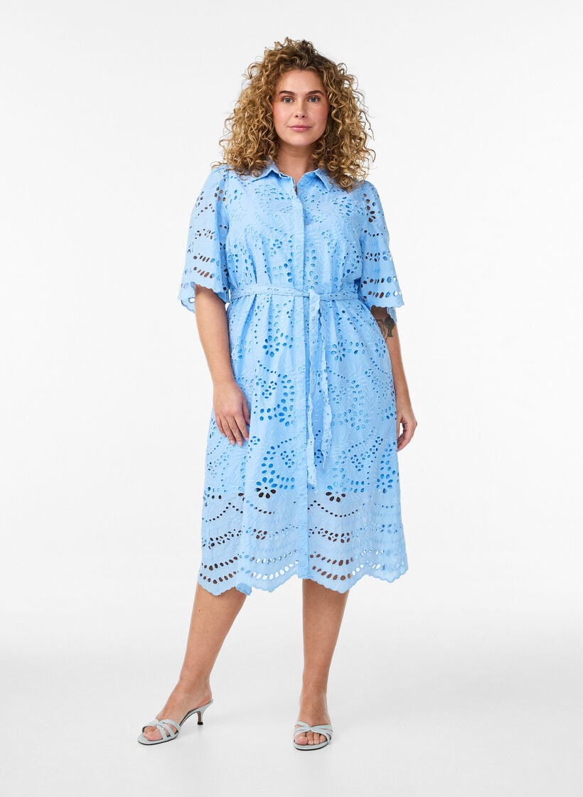 Hemdblusenkleid aus Broderie Anglaise mit Bindeg&uuml;rtel, Blau, Model