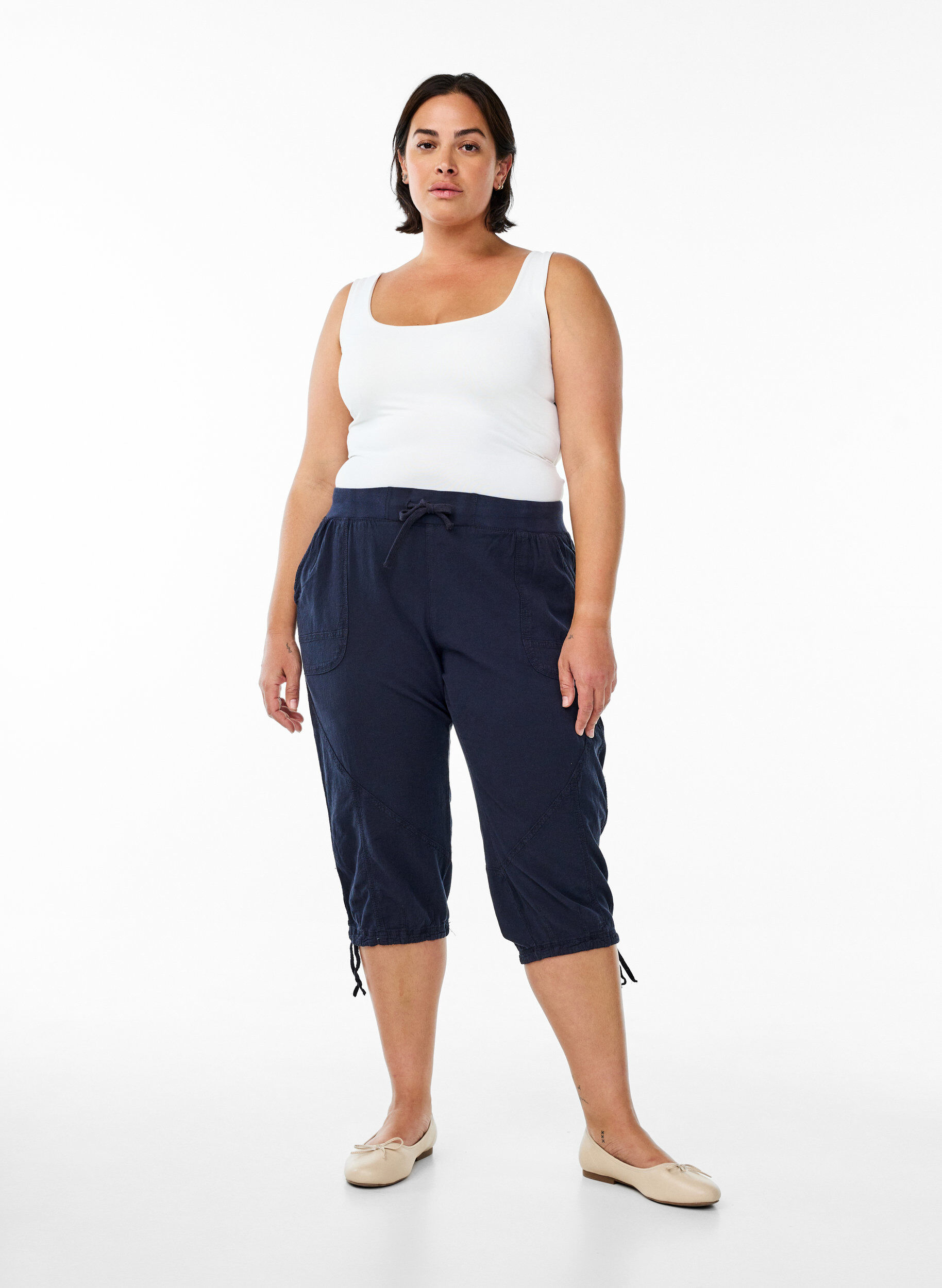 Capri-Hose aus Baumwolle, Blau, Model