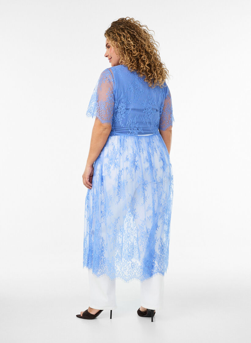 Midikleid aus transparenter Spitze mit kurzen &Auml;rmeln, lila, Model