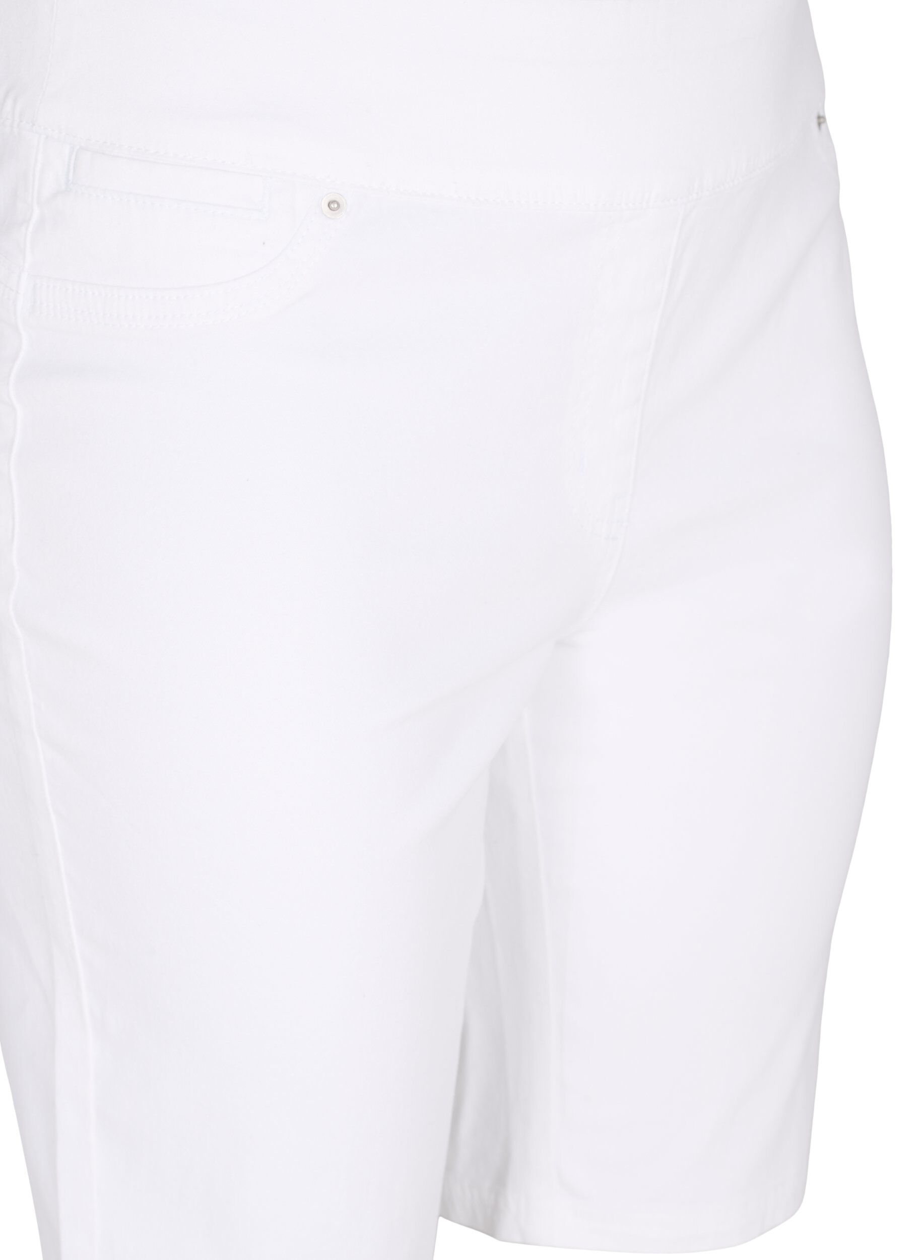 ZizziEng anliegende Shorts mit Ges&auml;&szlig;taschen, White, Packshot image number 2