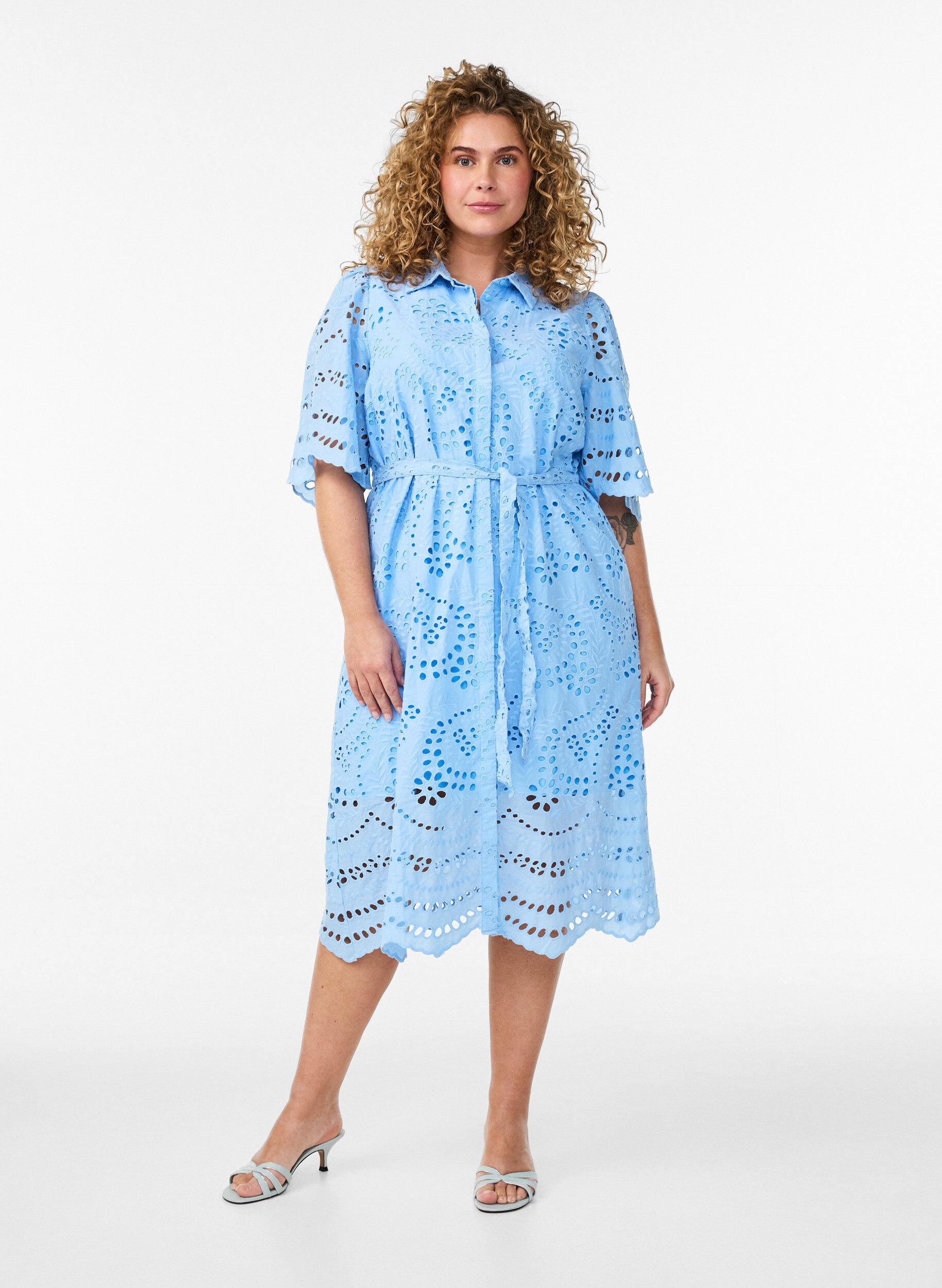 ZizziHemdblusenkleid aus Broderie Anglaise mit Bindeg&uuml;rtel, Blau, Model image number 1