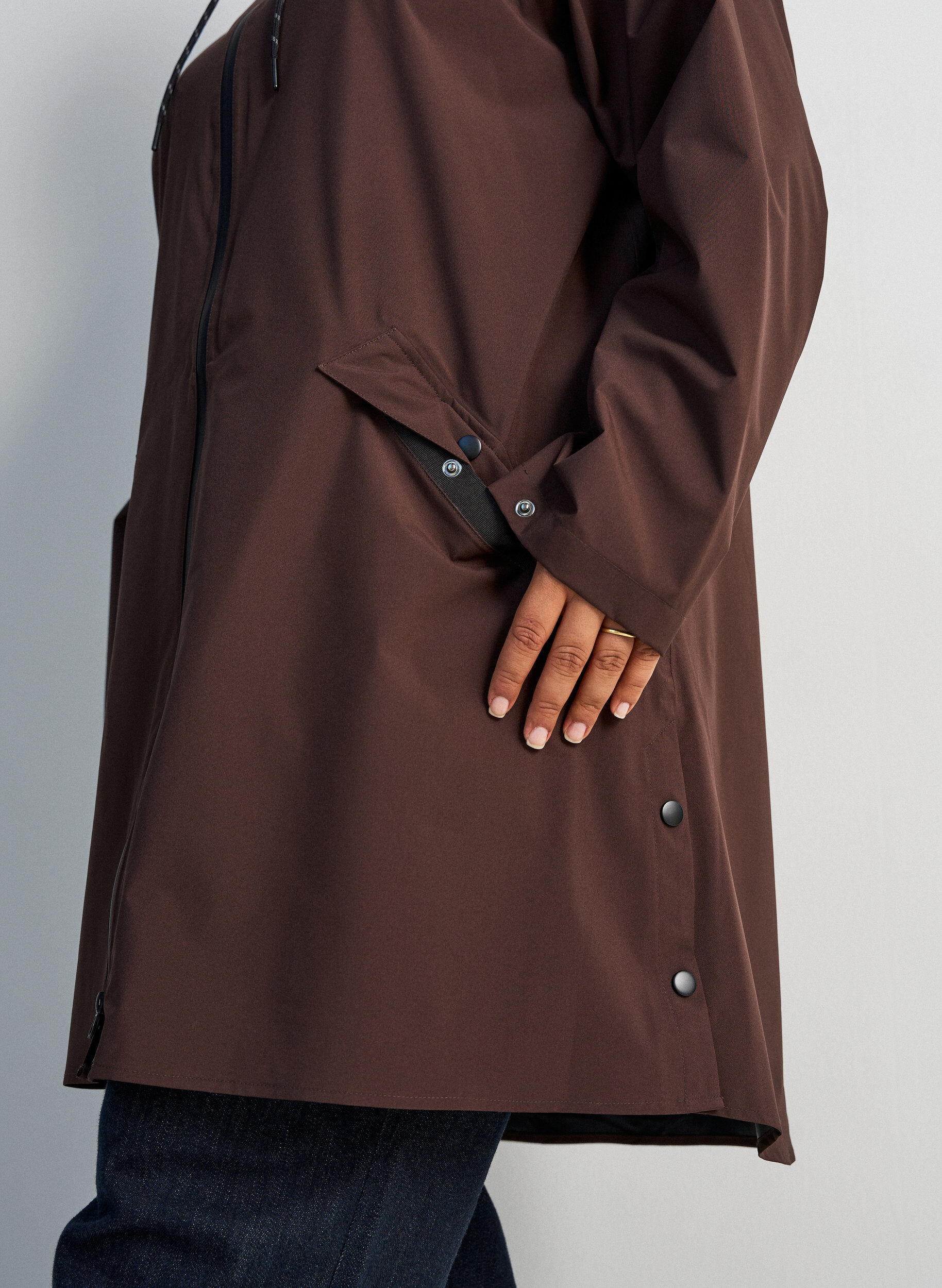 ZizziRegenmantel mit Taschen und Kapuze, Braun, Model image number 3