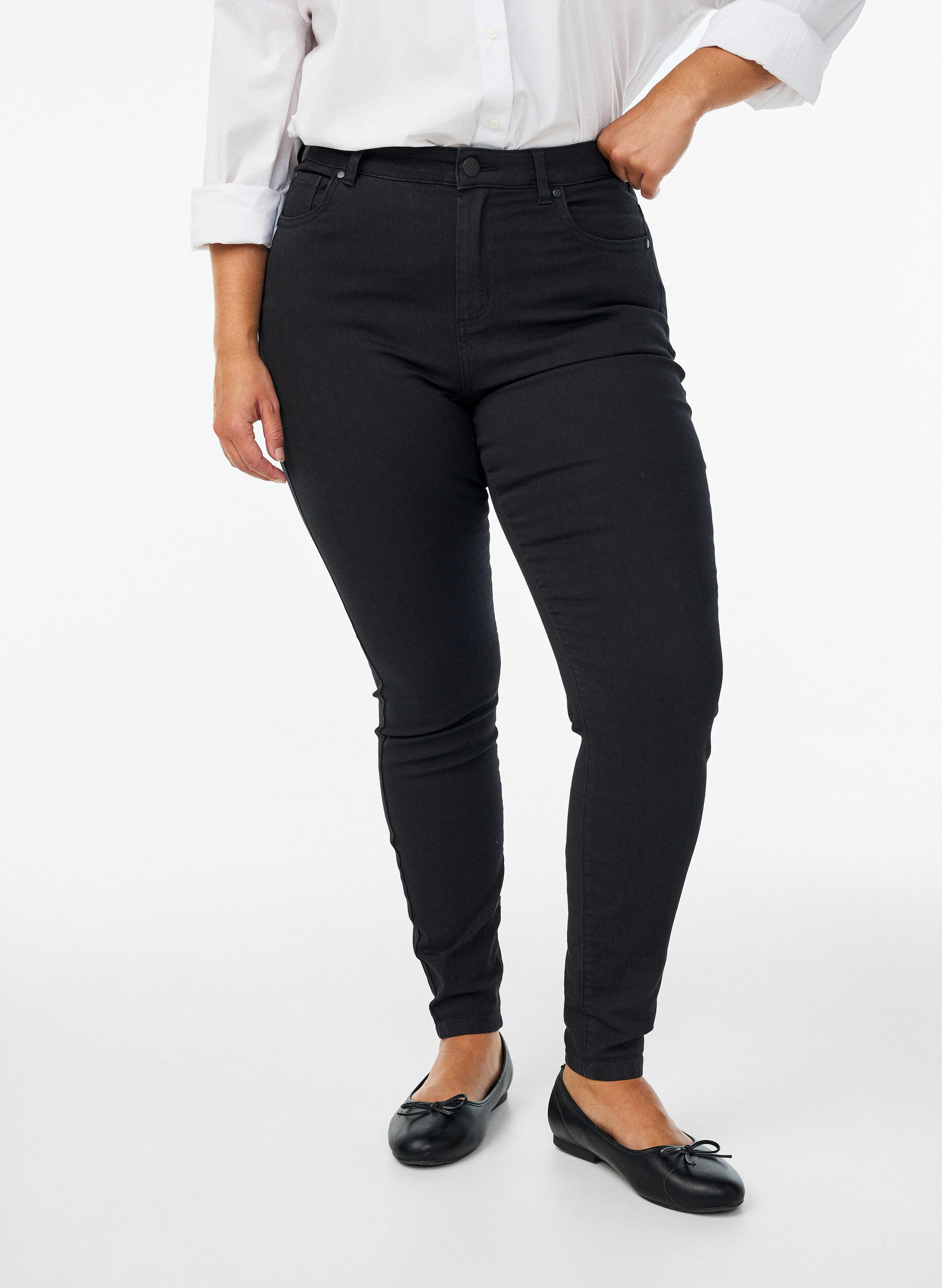 ZizziAmy Super Slim Fit Jeans mit hoher Taille, Schwarz, Model image number 2