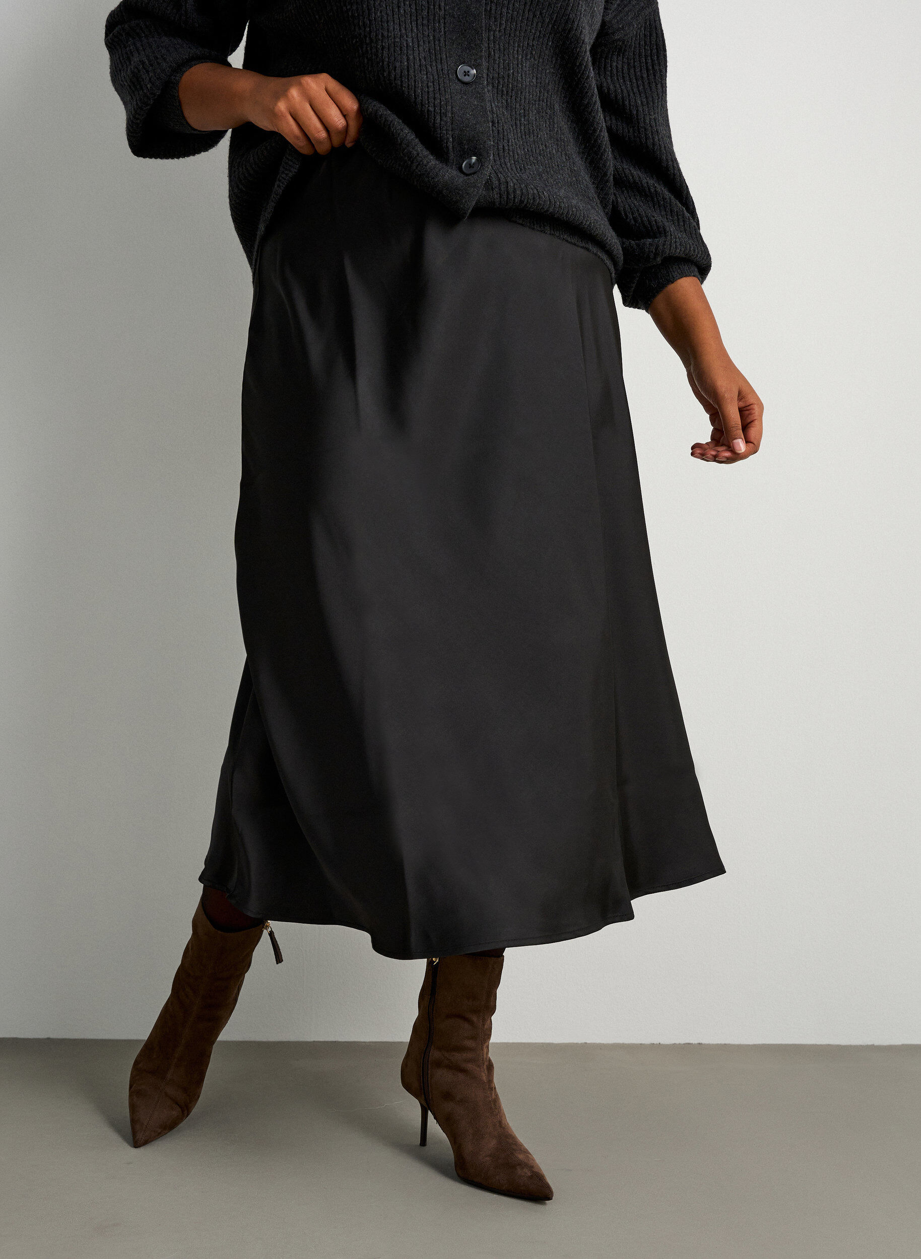 ZizziMidirock aus Satin, Schwarz, Model image number 3