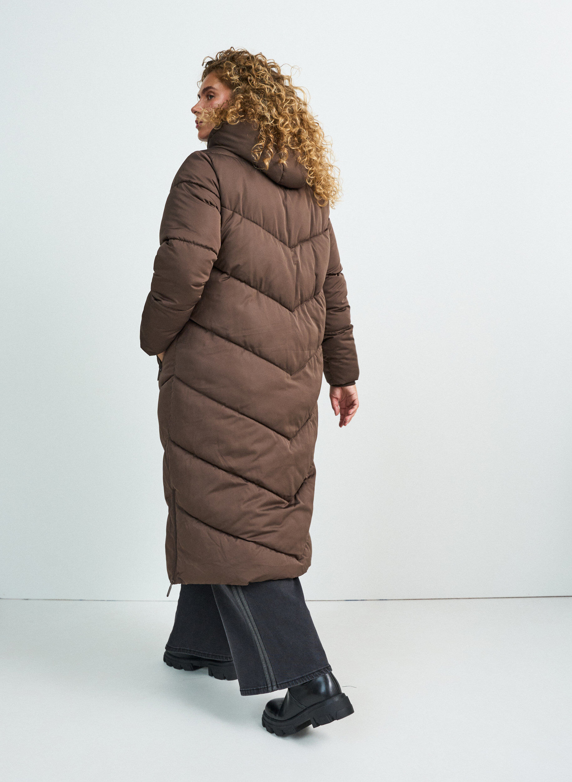 ZizziLanger Puffermantel mit Kapuze und Taschen, Braun, Model image number 1