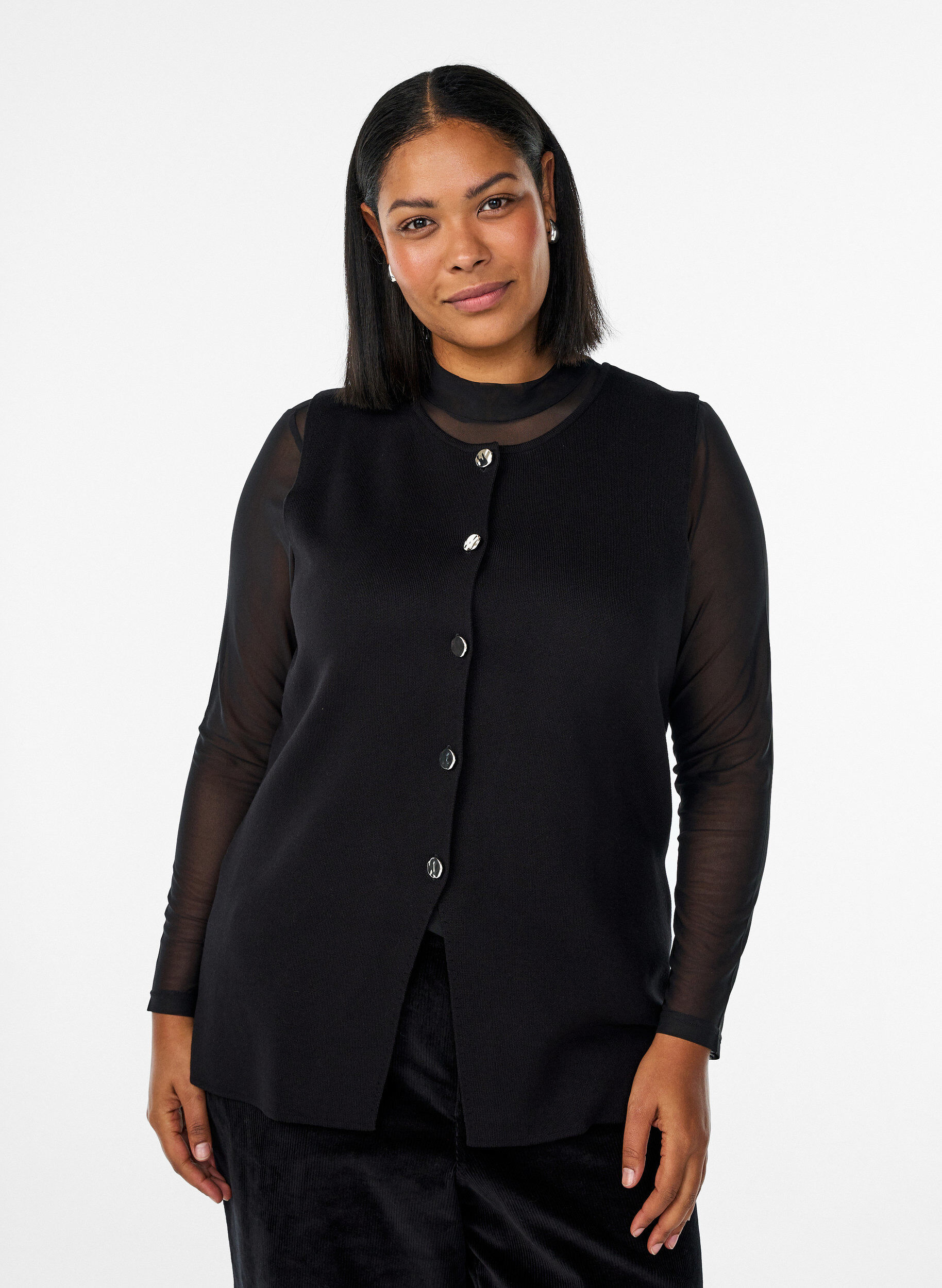 Zizzi&Auml;rmellose Strickweste mit Zierkn&ouml;pfen, Schwarz, Model image number 0