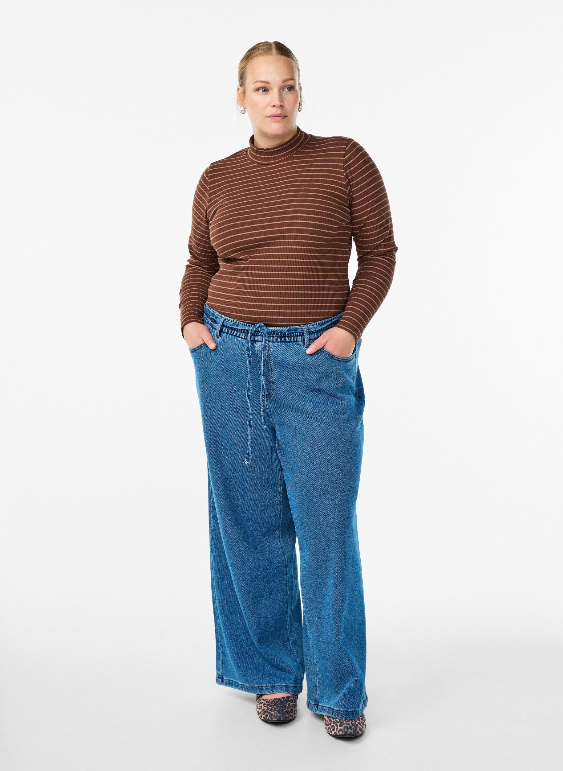 ZizziGestreifte Rippstrickbluse mit Stehkragen, Braun, Model image number 1