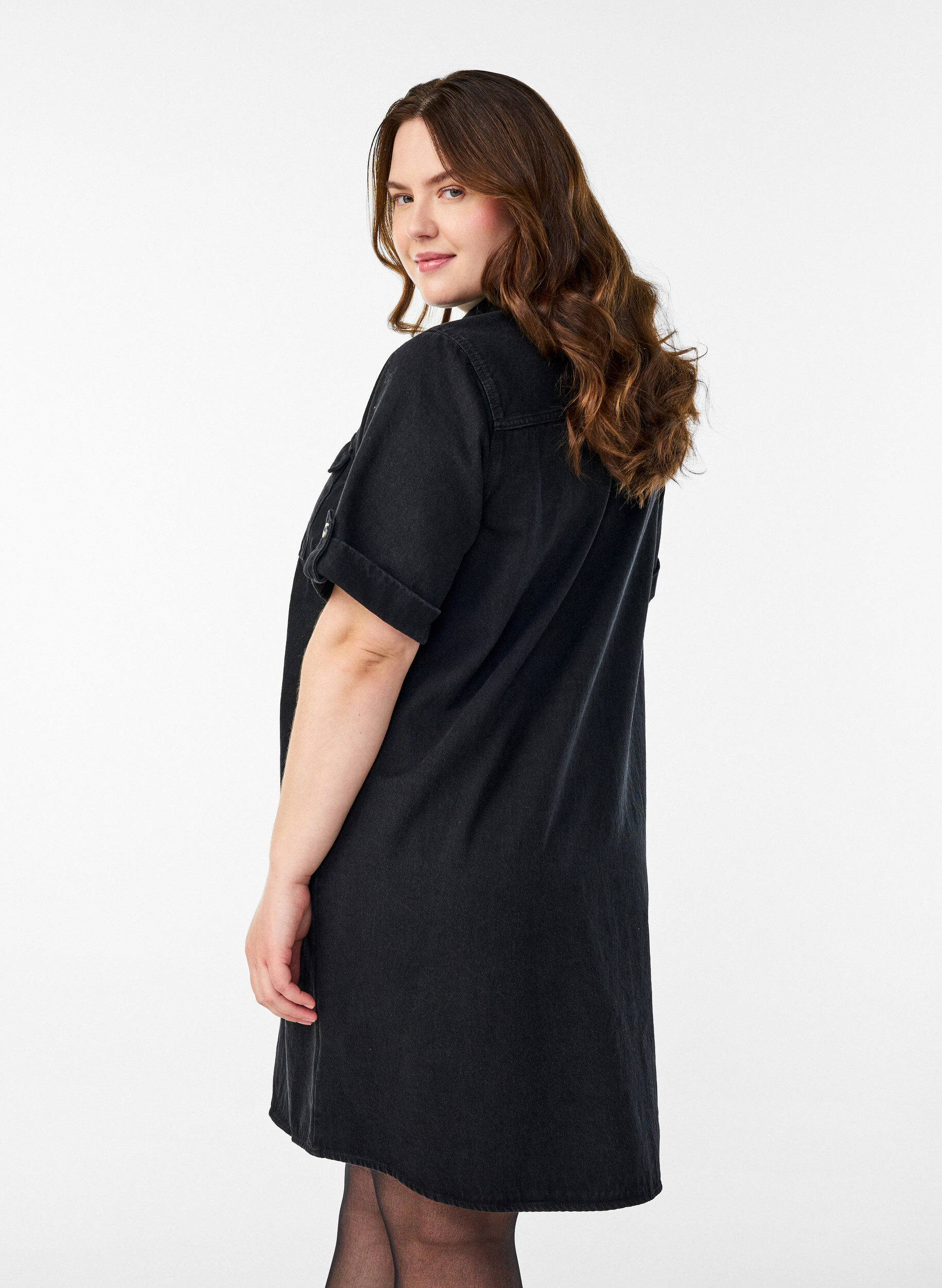 ZizziDenimkleid mit kurzen &Auml;rmeln und Kn&ouml;pfen, Schwarz, Model image number 2