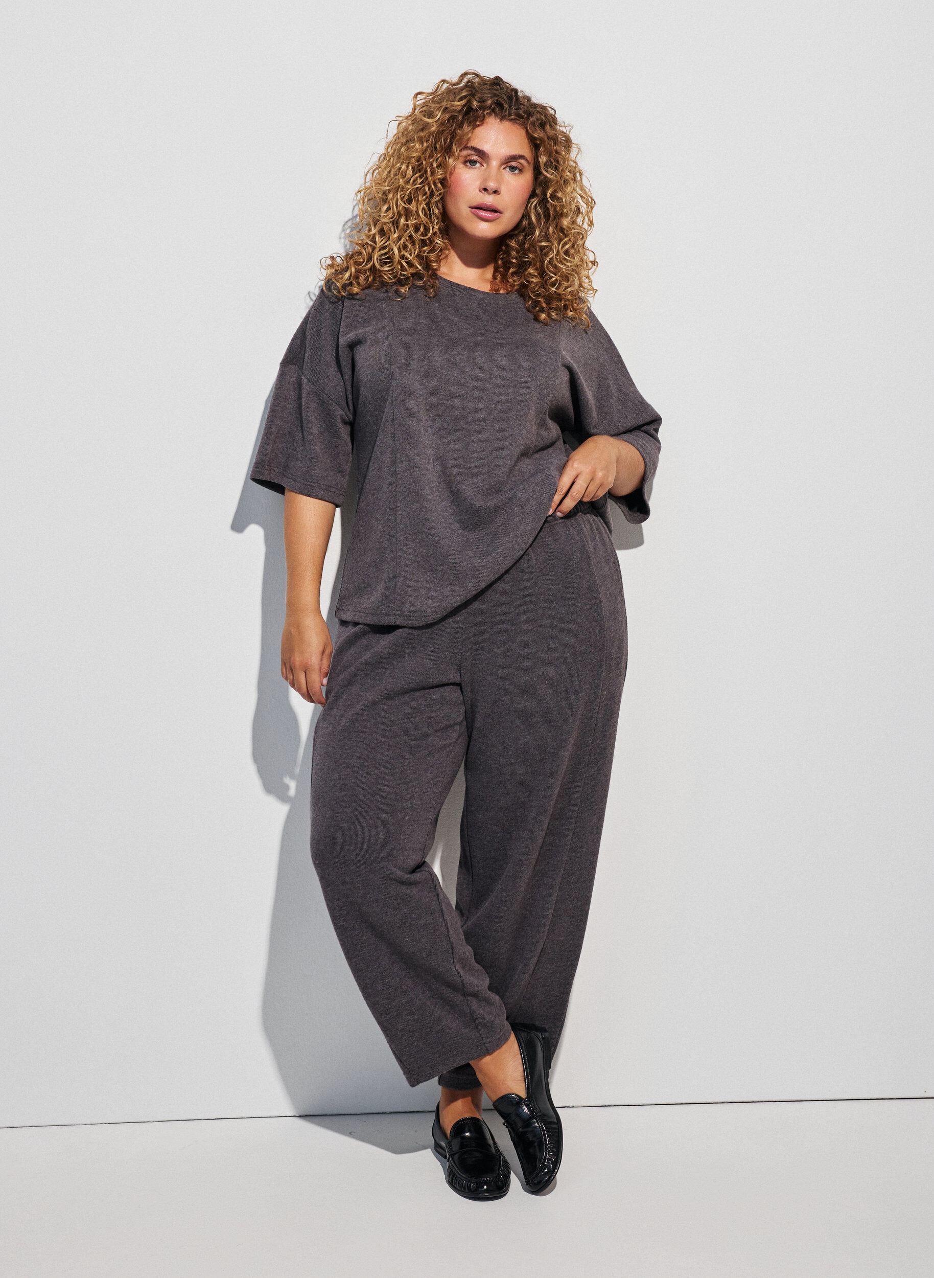 ZizziHose aus Jersey mit Barrel Fit und hoher Taille, Grau, Model image number 0
