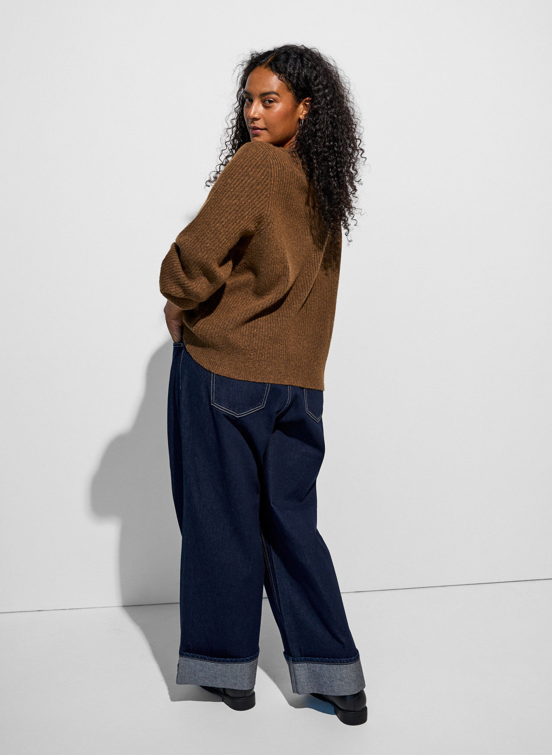 ZizziGerippter Pullover mit Ballon&auml;rmeln, Braun, Model image number 1