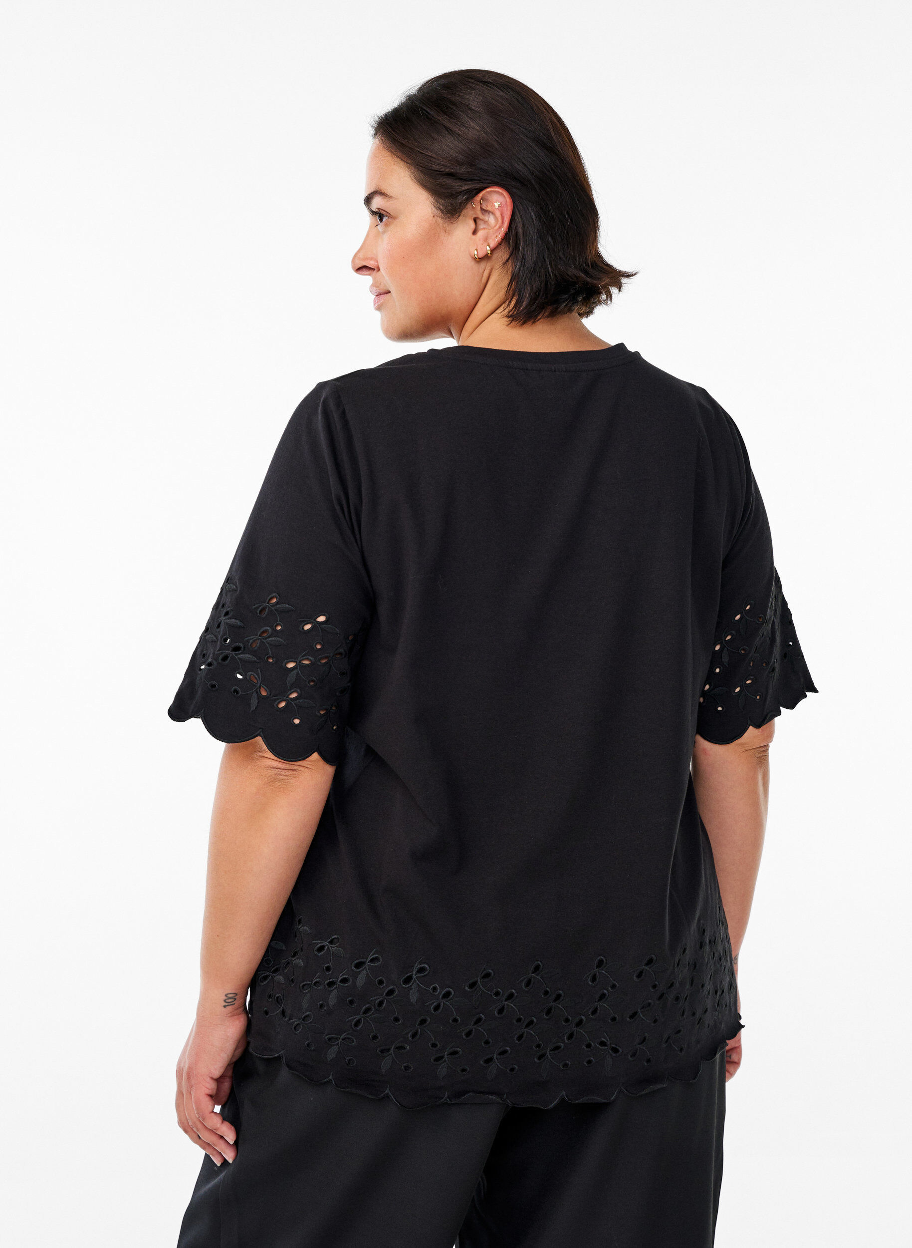 ZizziT-Shirt Mit Broderie Anglaise Und Gewellten Kanten, Schwarz, Model image number 2