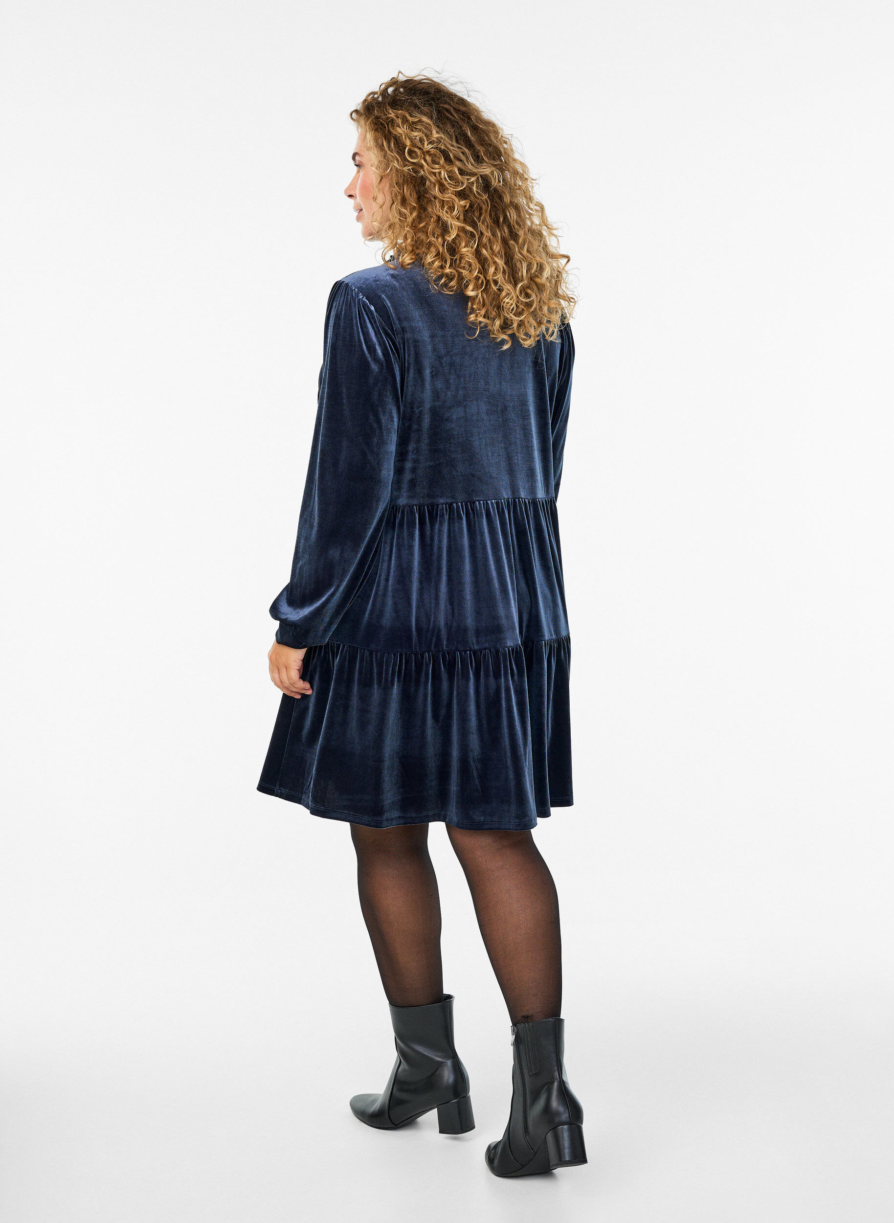 ZizziKurzes Kleid aus Velours mit R&uuml;schenkragen und langen &Auml;rmeln, Blau, Model image number 2
