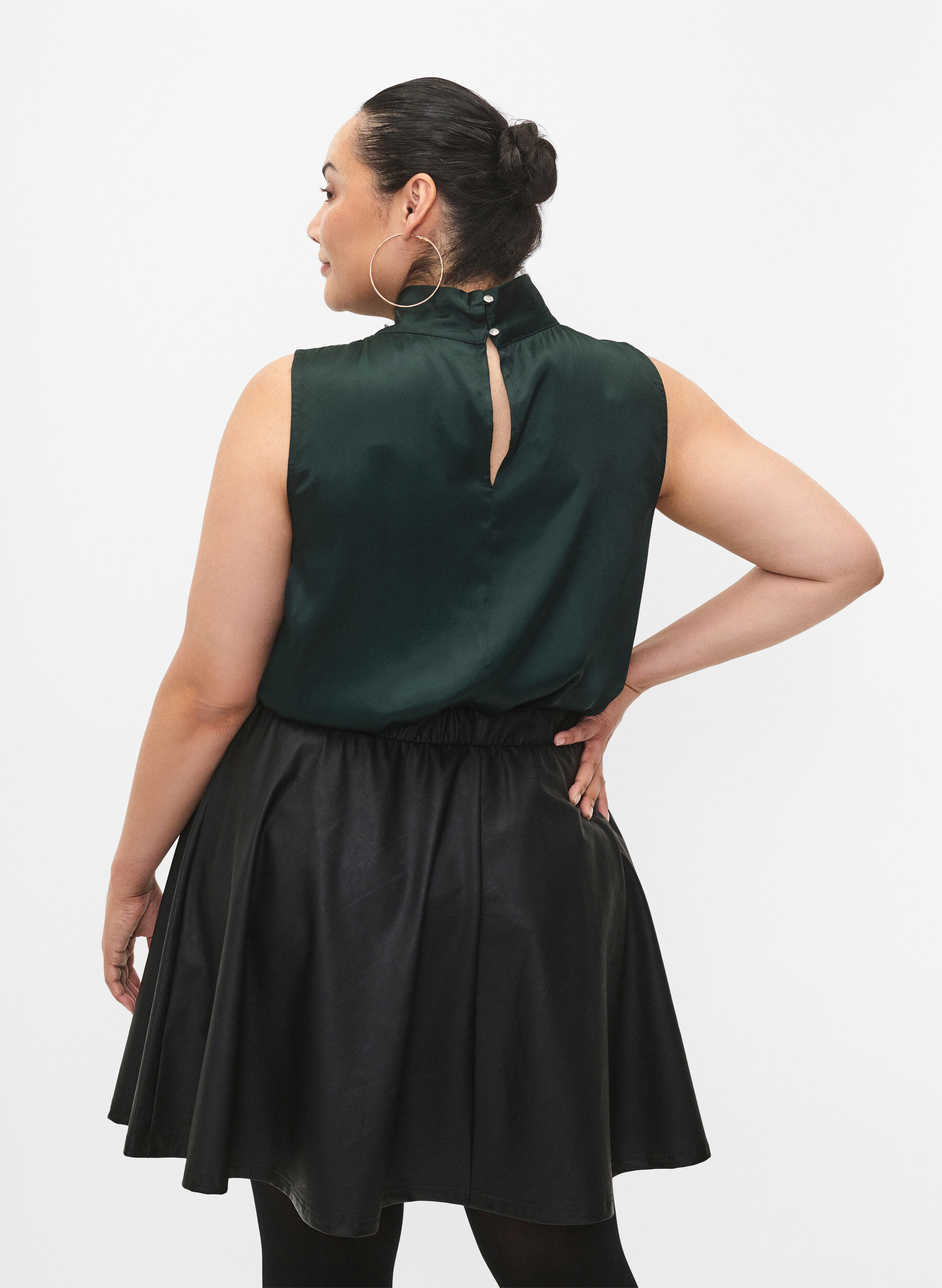 Zizzi&Auml;rmelloses Top aus Viskose mit Detail, Scarab, Model image number 1