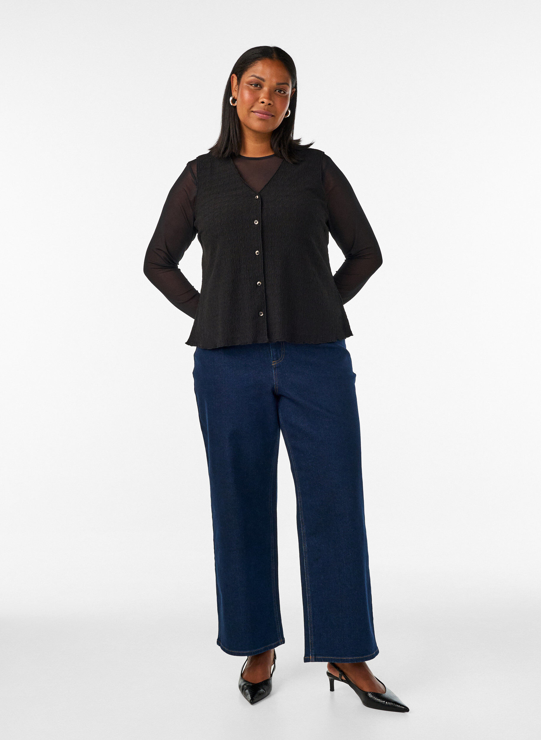 Zizzi&Auml;rmelloses Top mit welliger Struktur und Knopfverschluss, Schwarz, Model image number 1