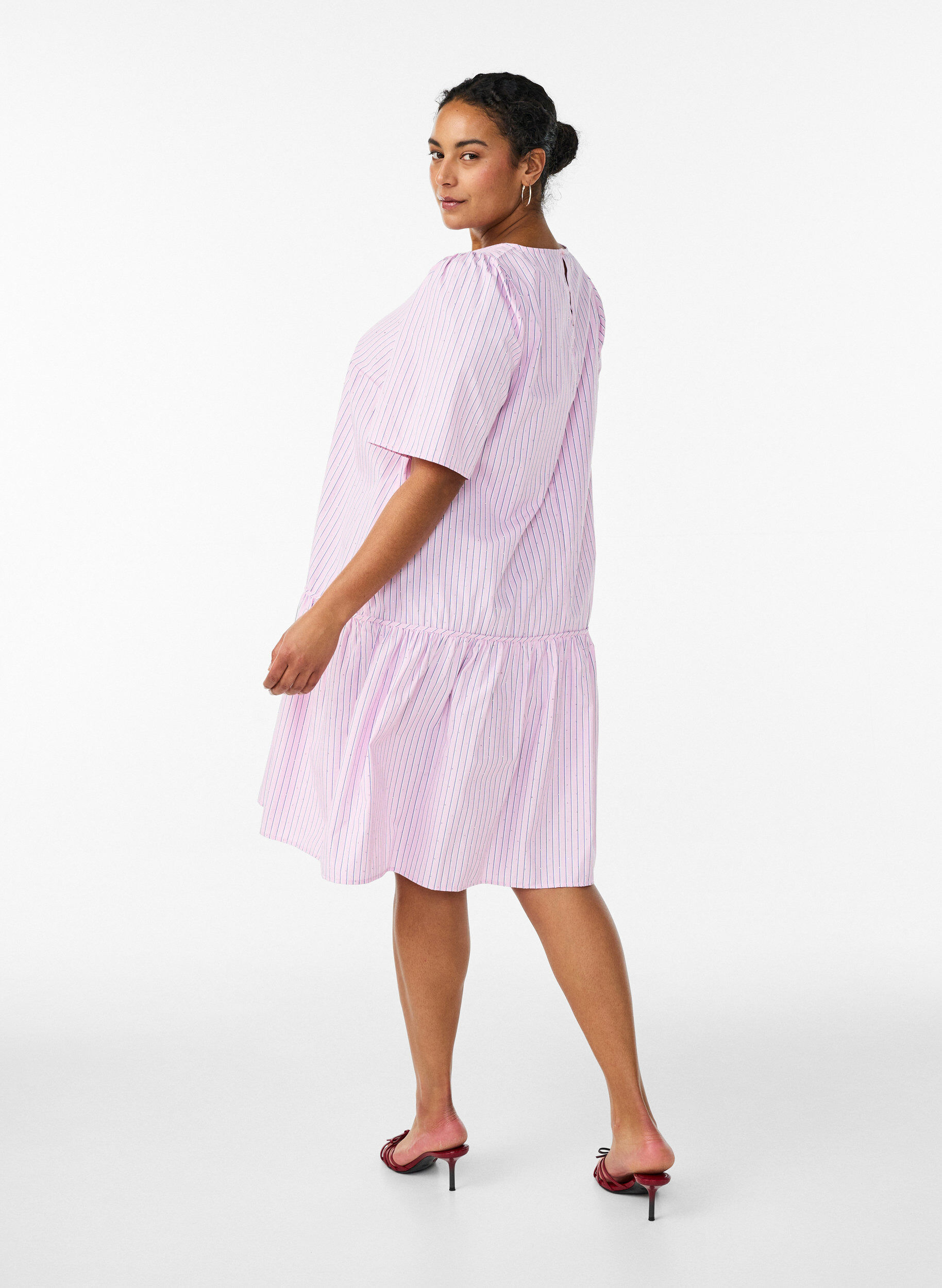 ZizziKnielanges gestreiftes Kleid mit Steinen und Puff&auml;rmeln, Pink, Model image number 2