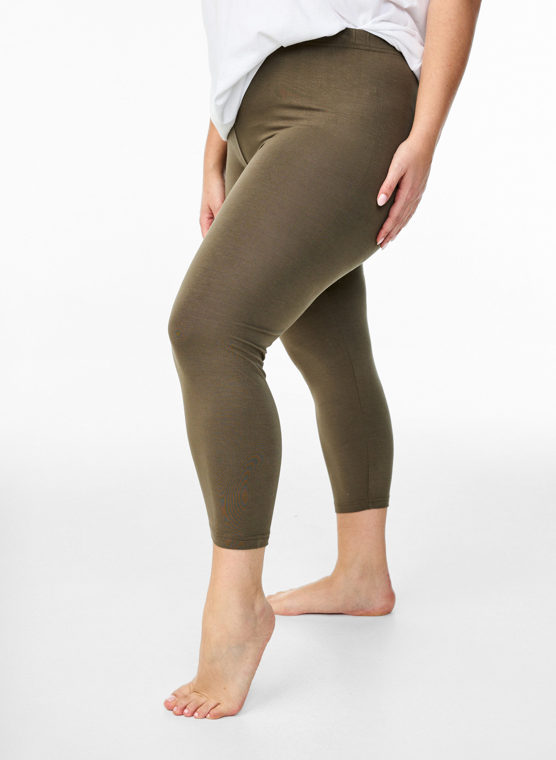 Basic 3/4 Leggings aus Viskose, Gr&uuml;n, Model