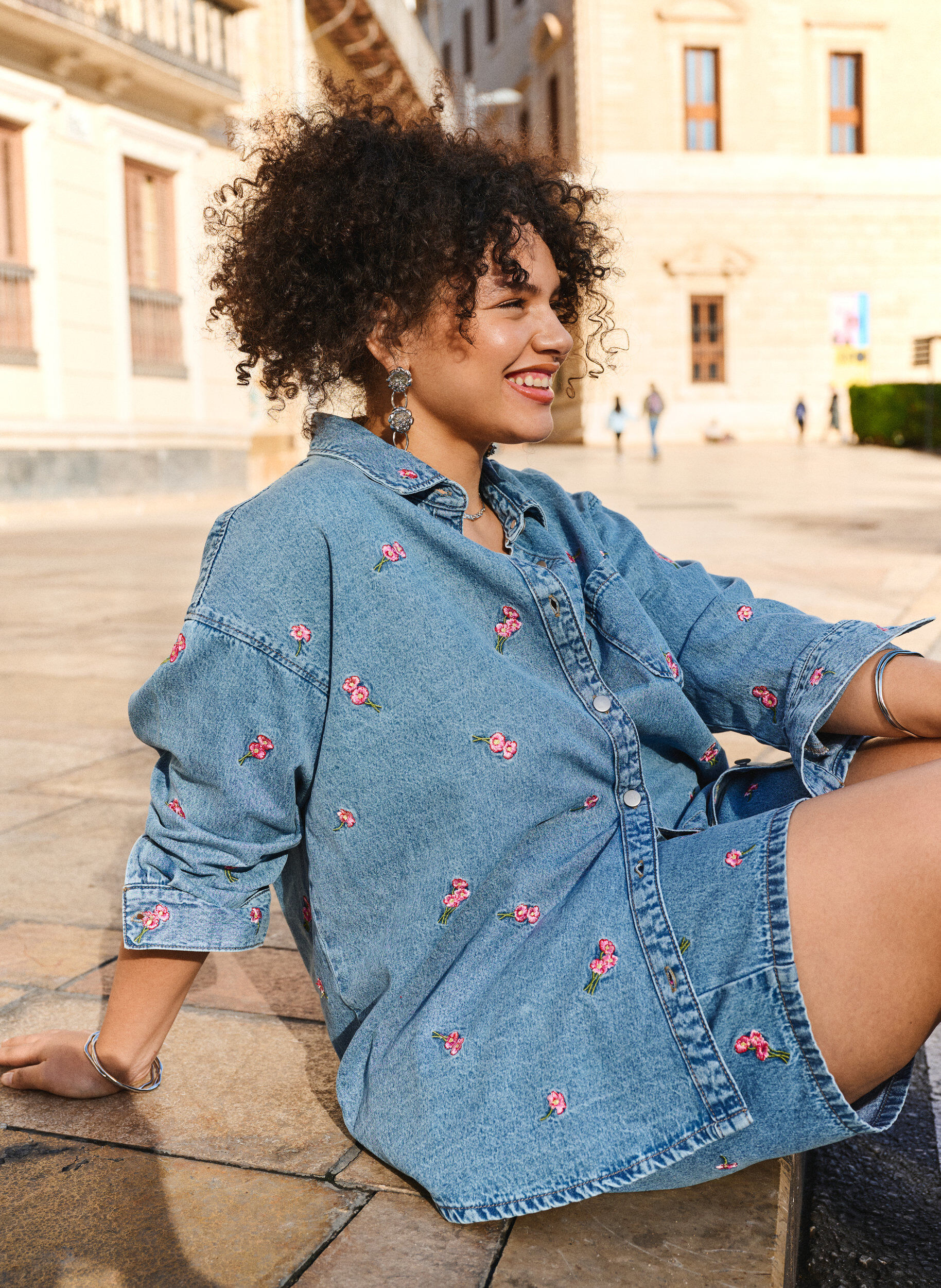 ZizziDenim-Shorts mit aufgestickten Blumen, Blau, Image image number 0