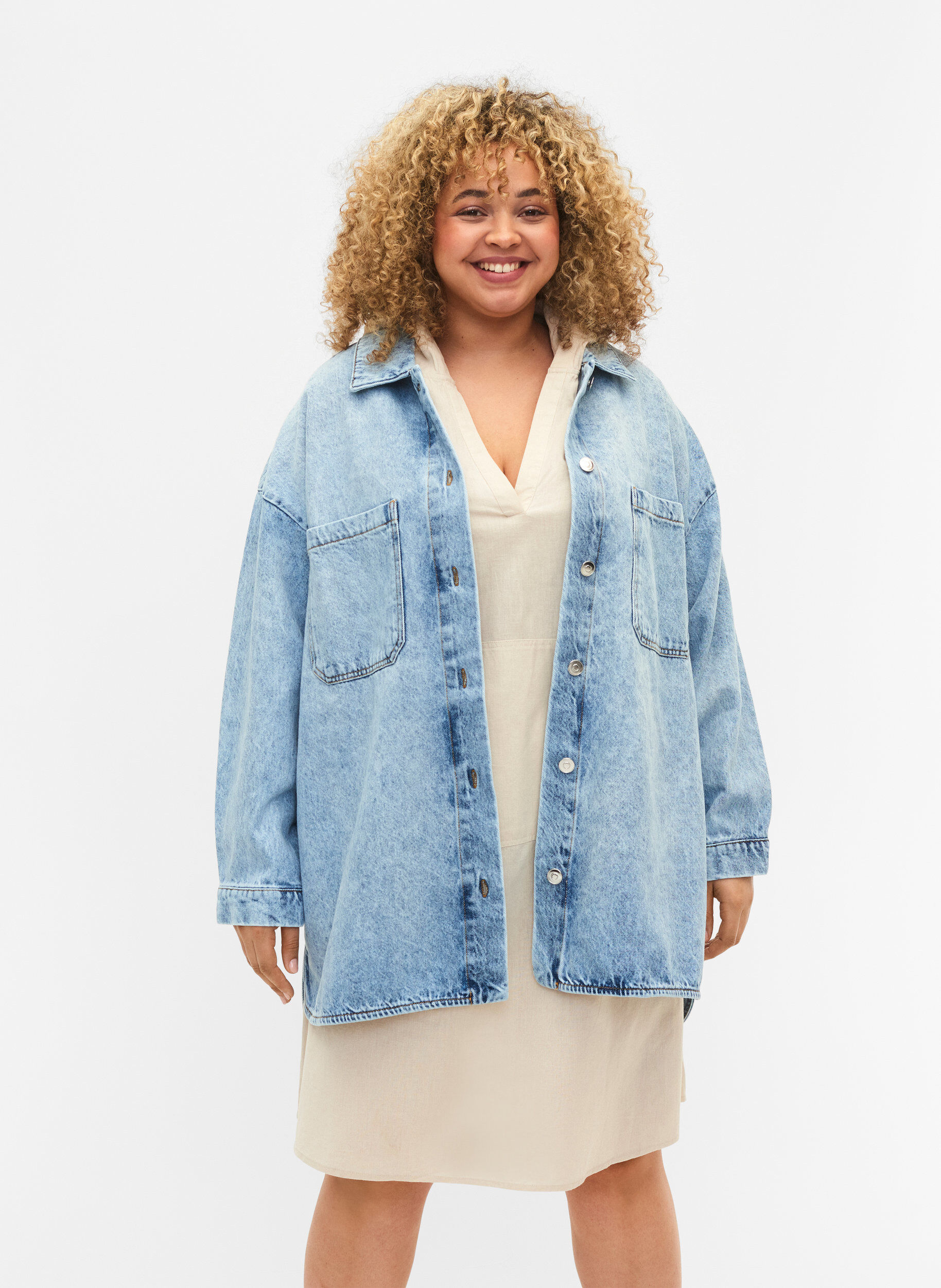 ZizziLocker sitzende Jeansjacke mit Kn&ouml;pfen, Light blue denim, Model image number 0