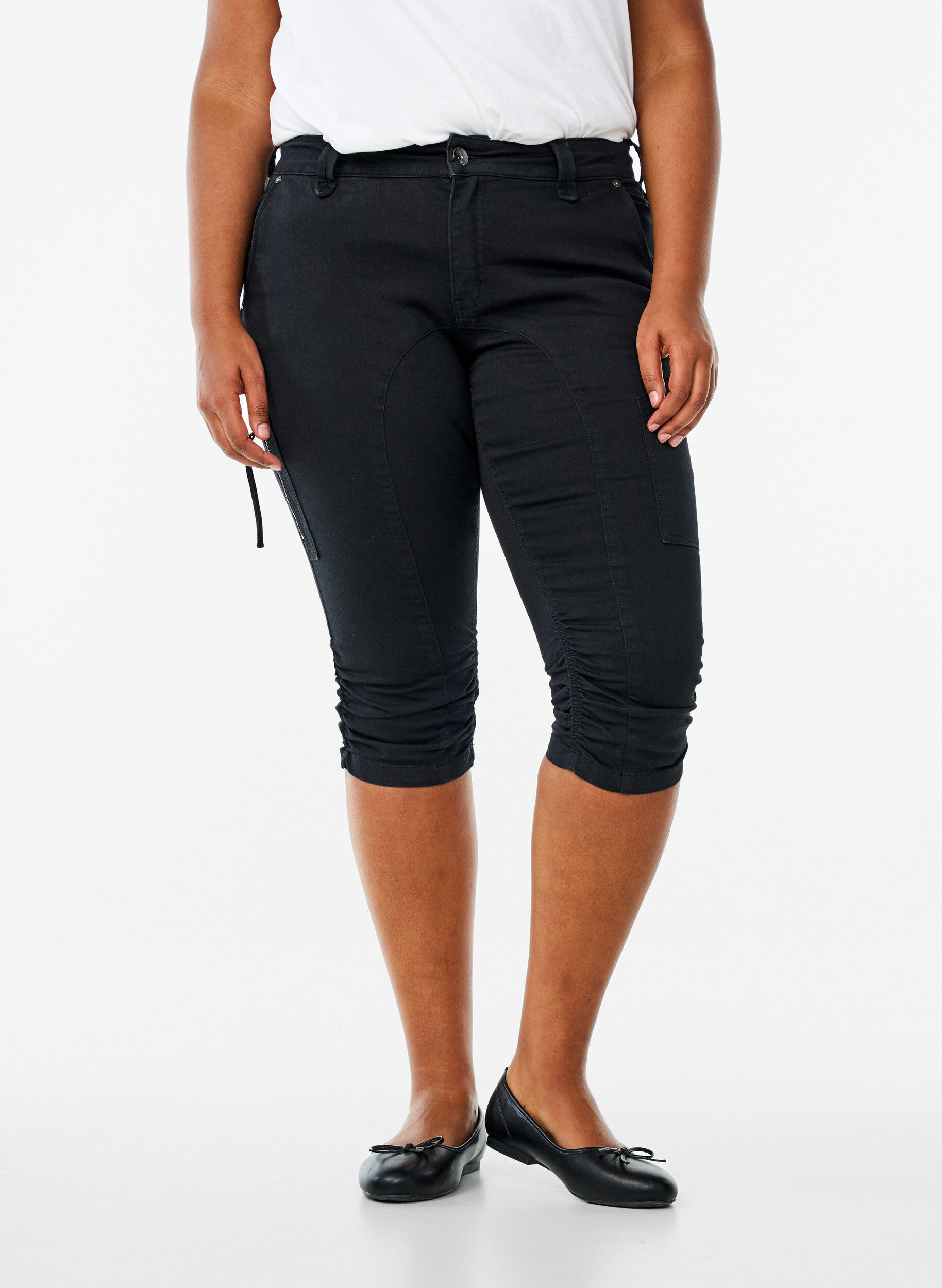 ZizziSlim Fit Capri-Jeans mit Taschen, Schwarz, Model image number 1