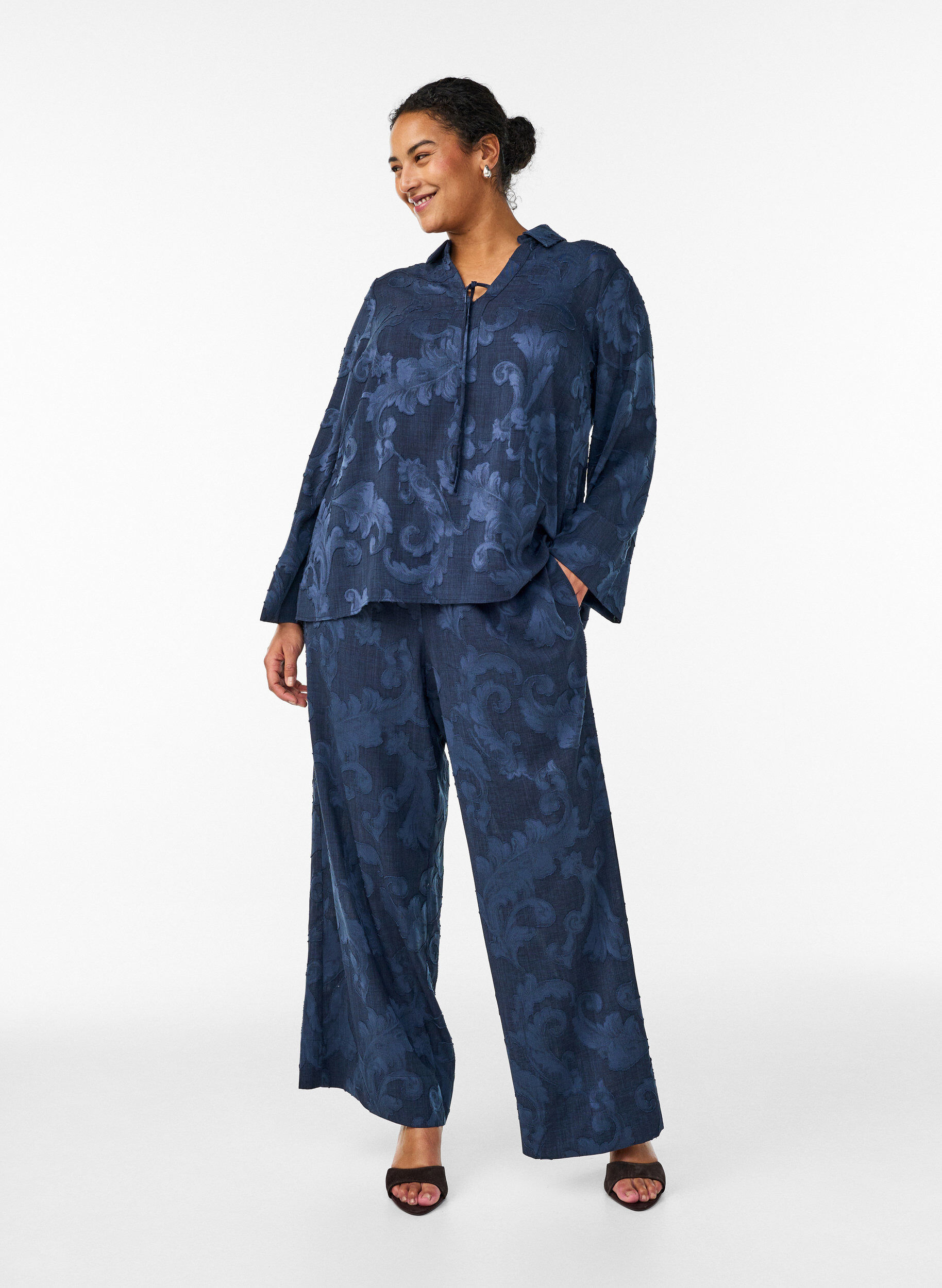 ZizziBluse mit gewebter Struktur und V-Ausschnitt, Blau, Model image number 1