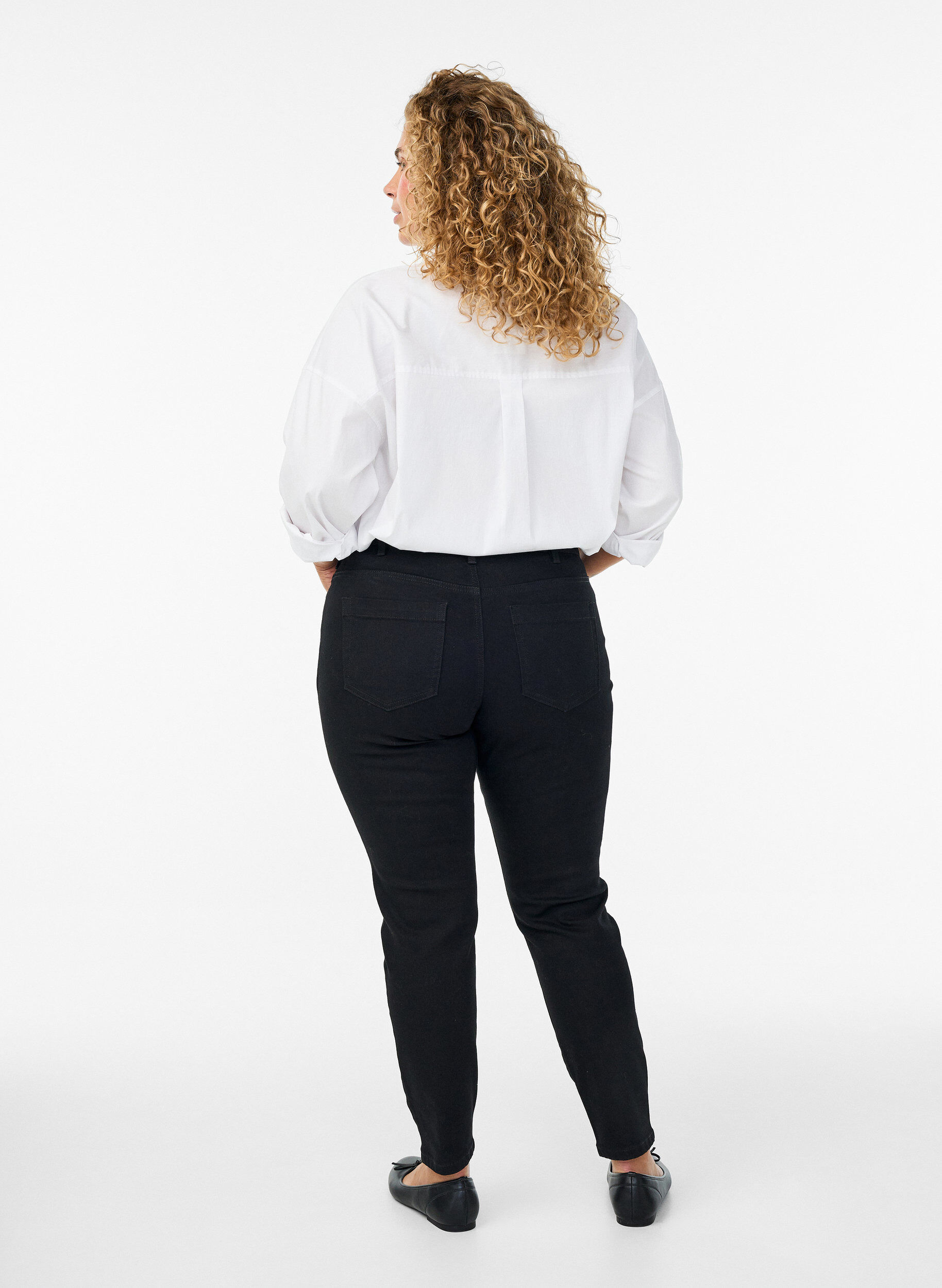 ZizziSlim Fit Emily Jeans mit normaler Taille, Schwarz, Model image number 1