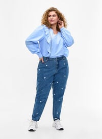 Mille Mom Fit Jeans mit Stickerei, Light Blue Heart, Model