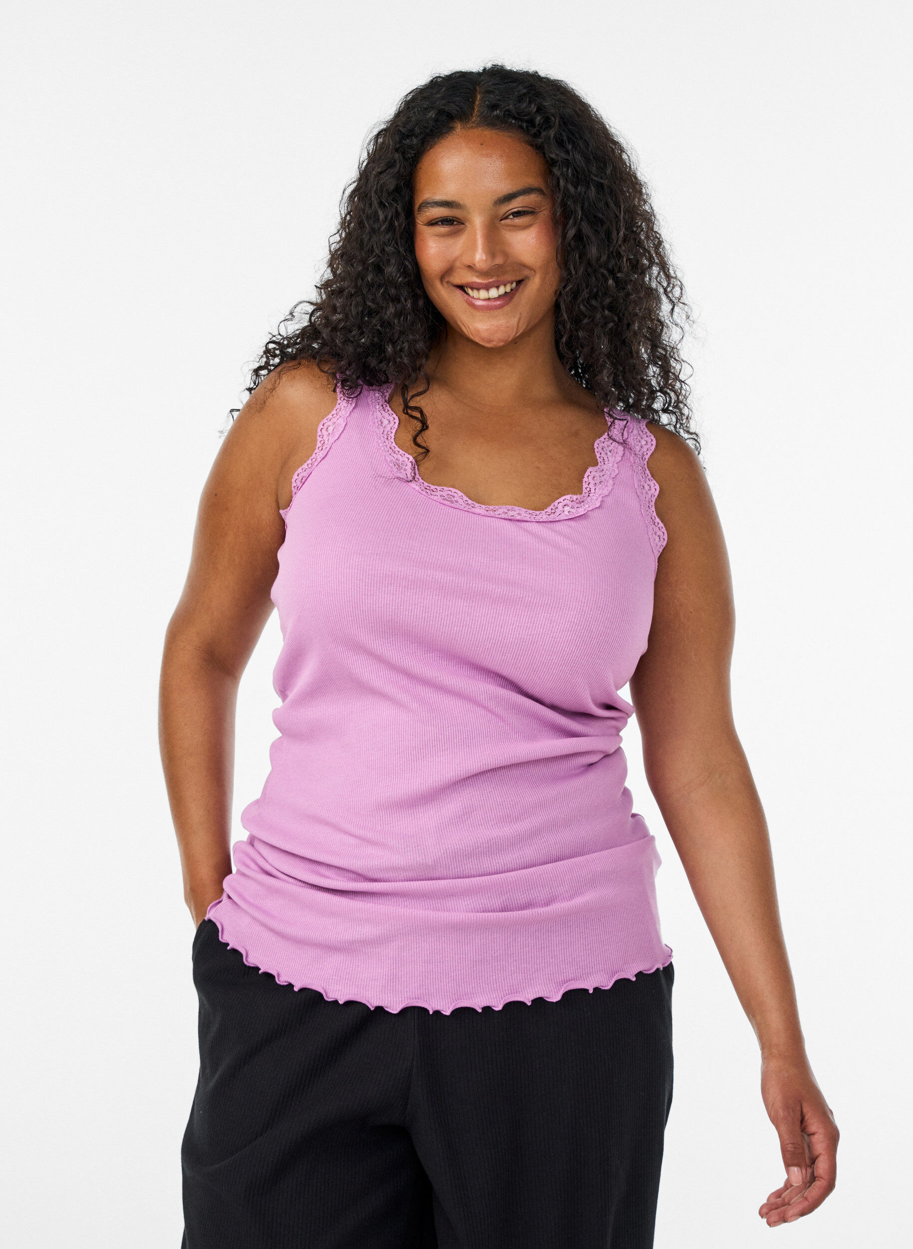 Top mit Spitzensaum, lila, Model
