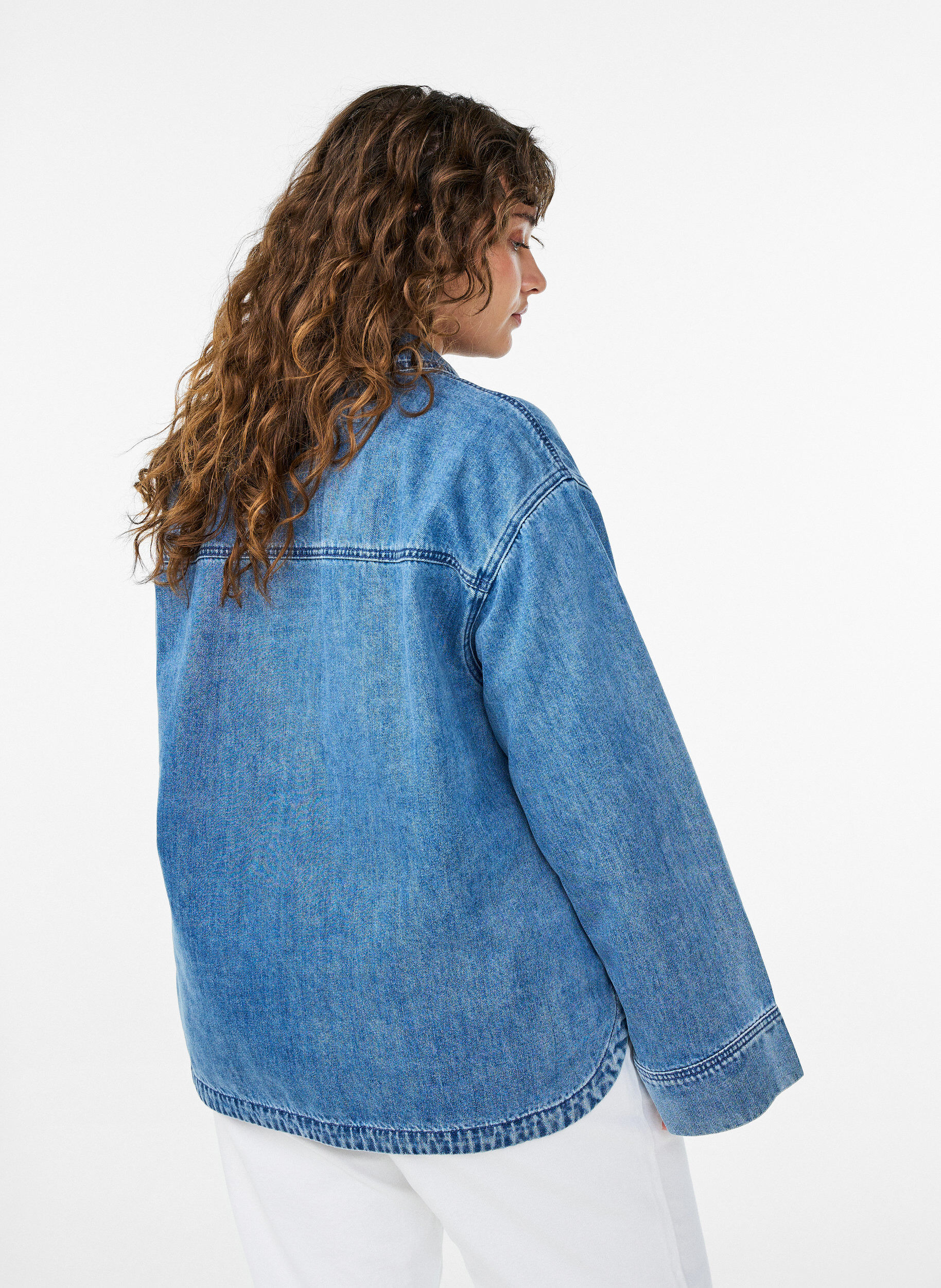 ZizziLockere Bluse aus Denim mit Kragen und V-Ausschnitt, Blau, Model image number 2