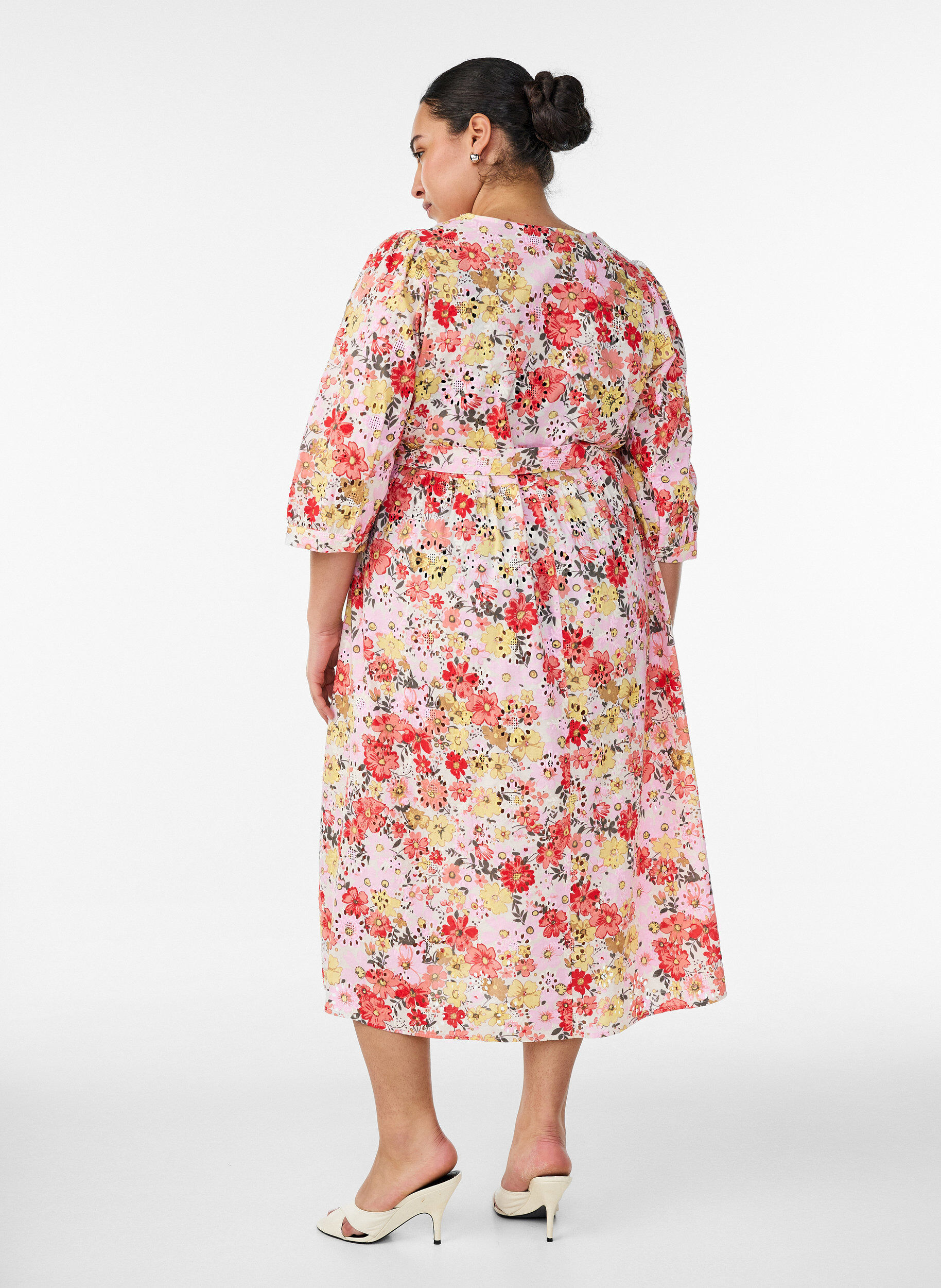 ZizziGebl&uuml;mtes Midikleid mit Lochstickerei und Bindeg&uuml;rtel, Rot, Model image number 1