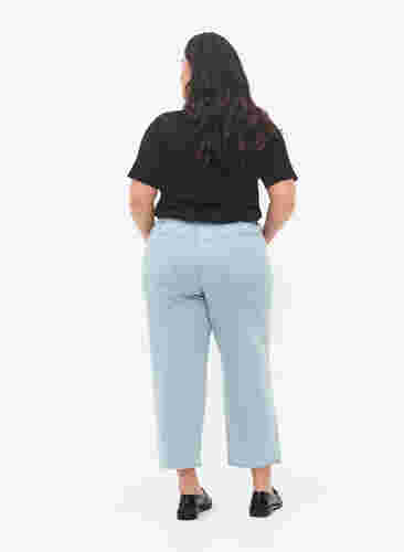 Straight Jeans mit Knöchellänge, Light blue denim, Model image number 1