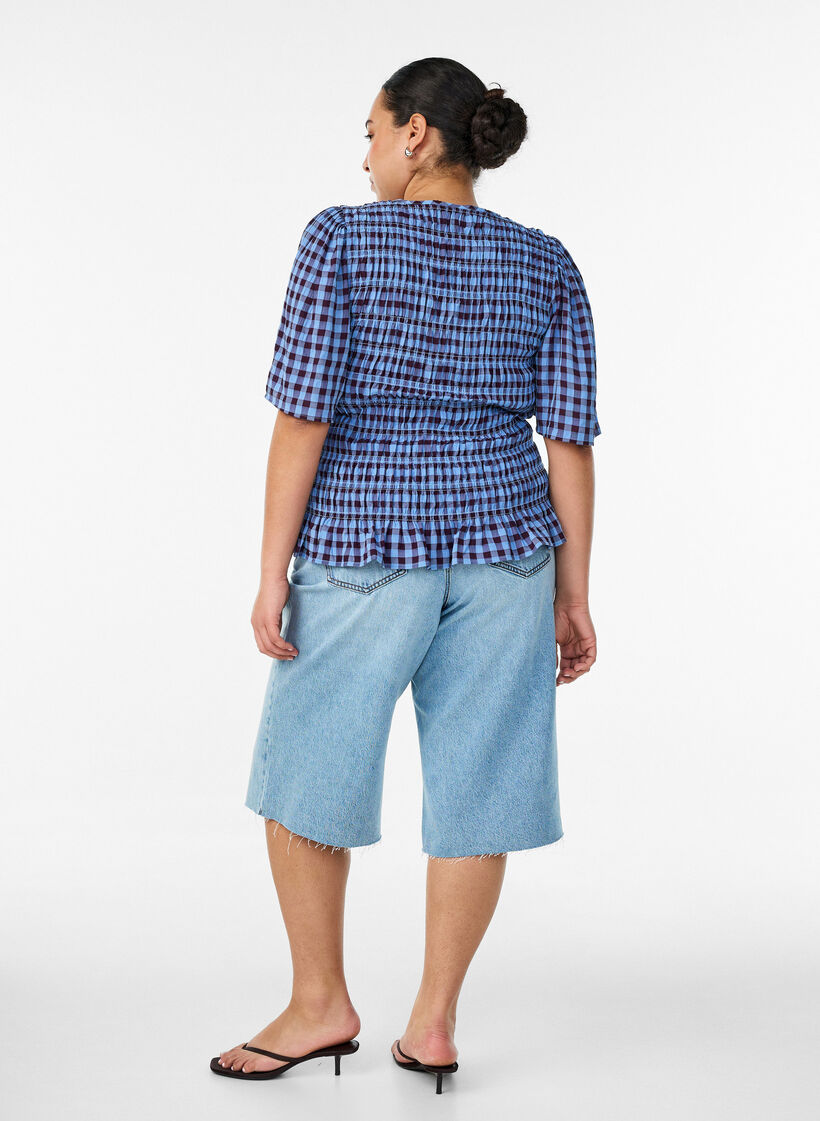 Cropped Jeans mit abgenutzter Optik und offenen Kanten, Blau, Model image number 1