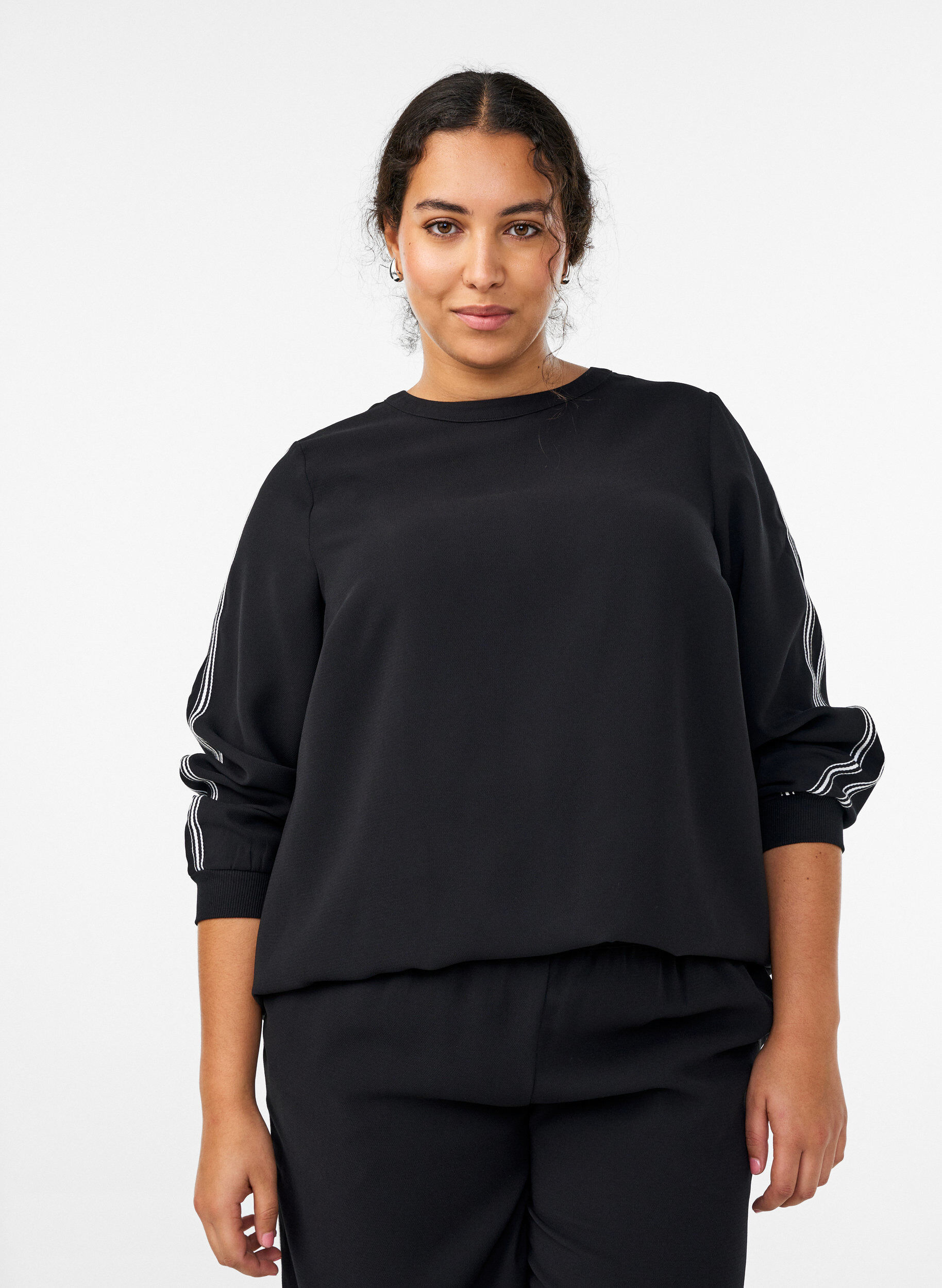 Bluse mit Streifendetail an den &Auml;rmeln, Schwarz, Model
