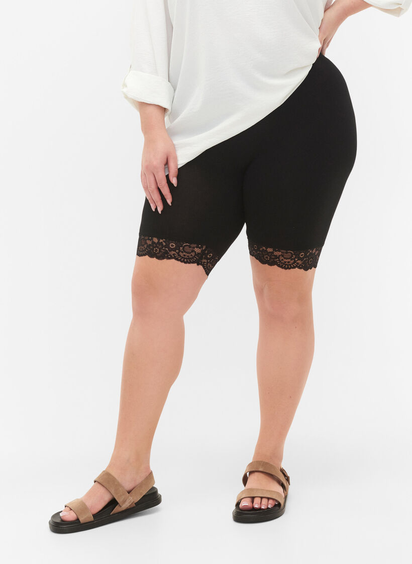 Fahrradshorts mit Spitzensaum, Schwarz, Model image number 0
