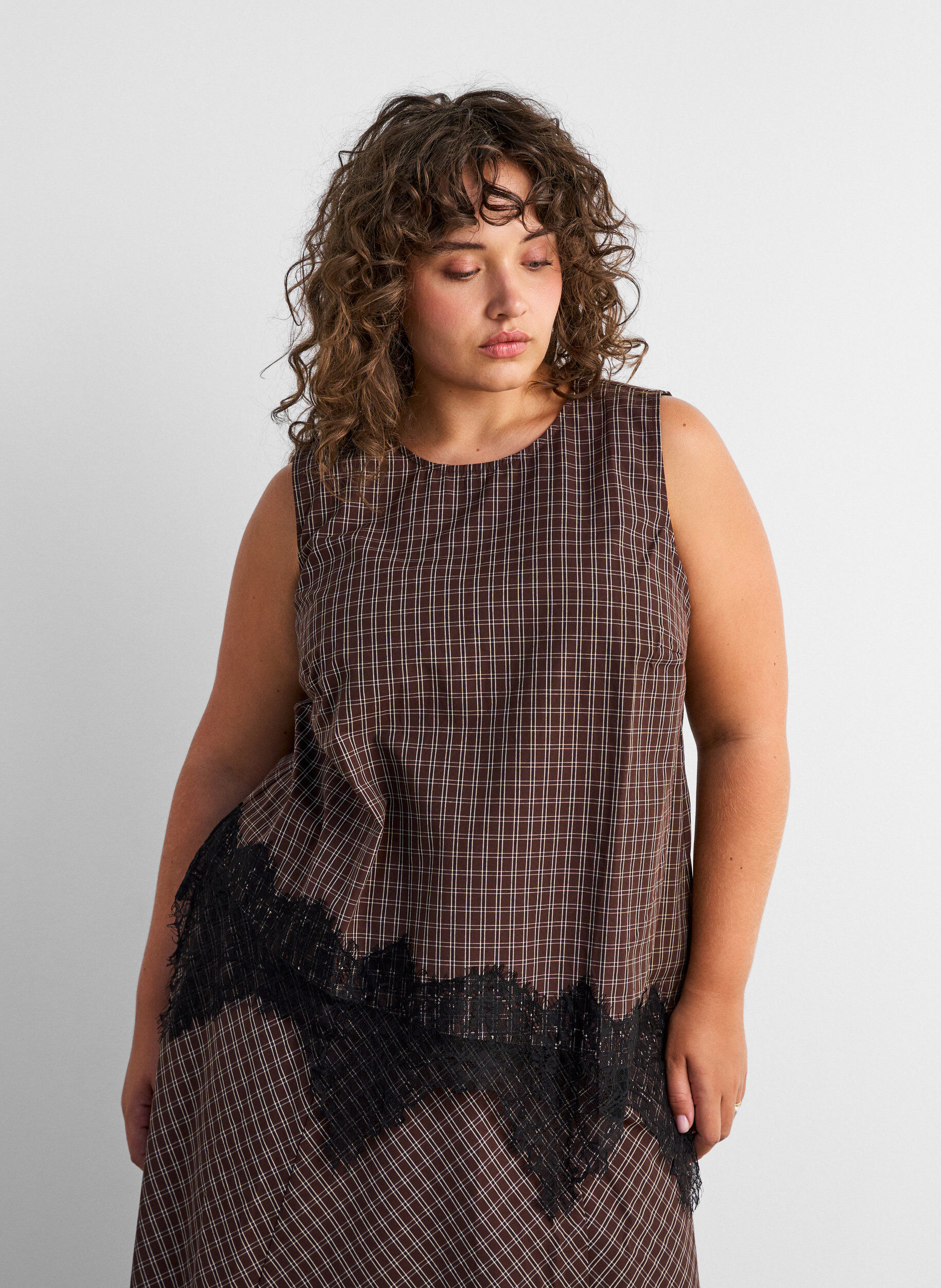 Kariertes Top mit asymmetrischen Spitzen, Braun, Model