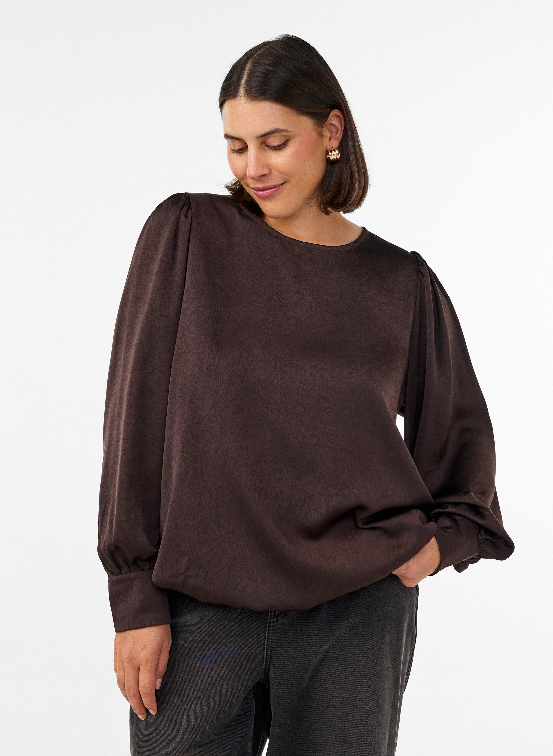 Bluse im Satin-Look mit Ballonform, Braun, Model